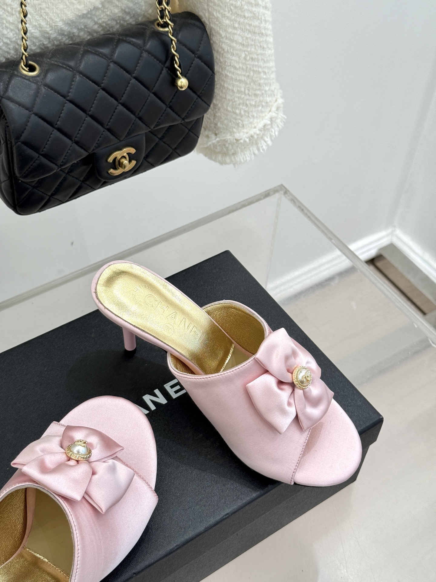 CHANE*｜小香26C双蝴蝶结双C平底高跟拖鞋当科莫湖的晨雾邂逅巴黎星空的浪漫这双拖鞋以刚柔并济的设计