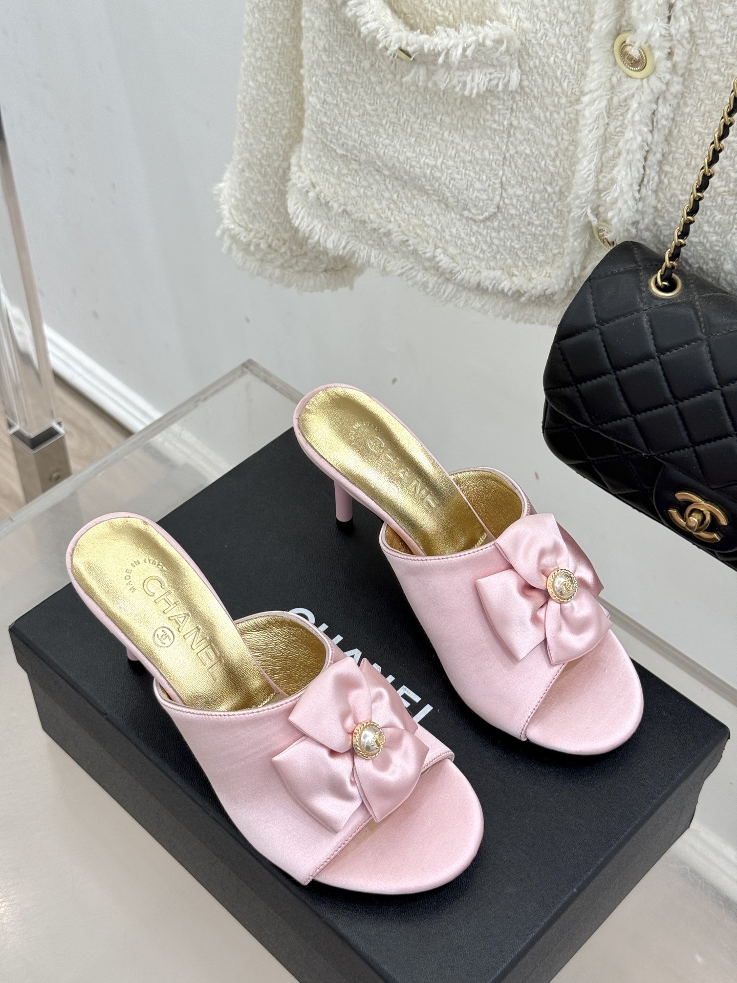 CHANE*｜小香26C双蝴蝶结双C平底高跟拖鞋当科莫湖的晨雾邂逅巴黎星空的浪漫这双拖鞋以刚柔并济的设计