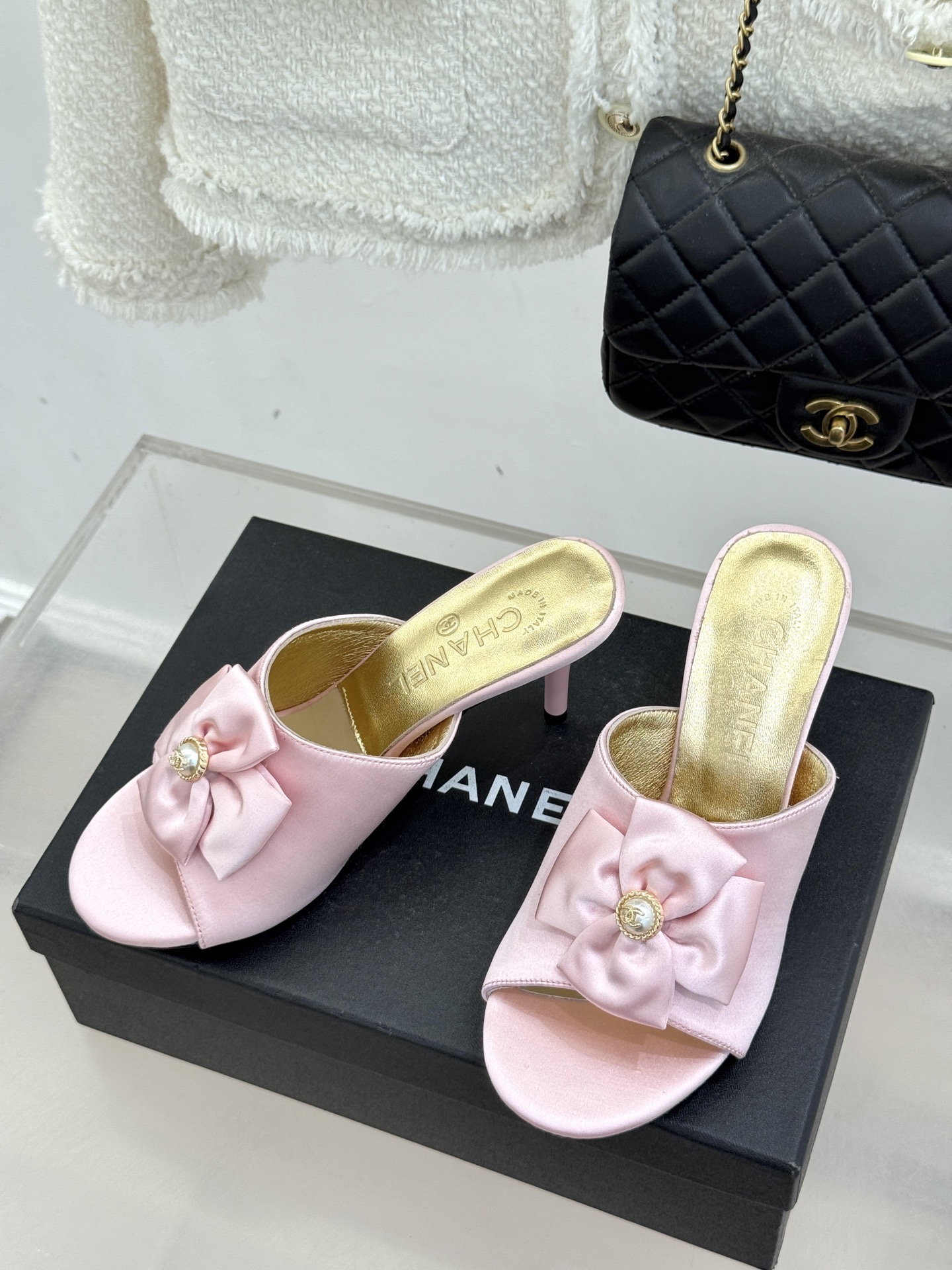 CHANE*｜小香26C双蝴蝶结双C平底高跟拖鞋当科莫湖的晨雾邂逅巴黎星空的浪漫这双拖鞋以刚柔并济的设计