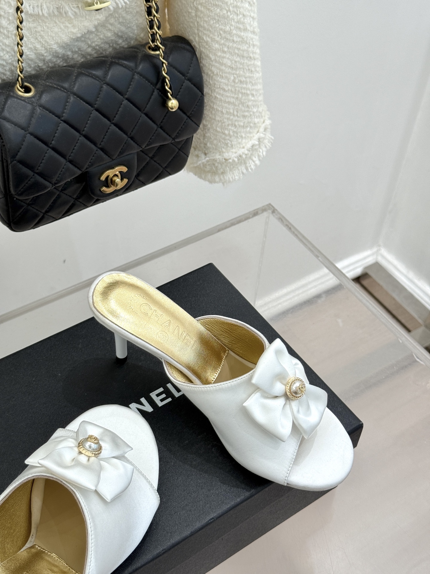 CHANE*｜小香26C双蝴蝶结双C平底高跟拖鞋当科莫湖的晨雾邂逅巴黎星空的浪漫这双拖鞋以刚柔并济的设计