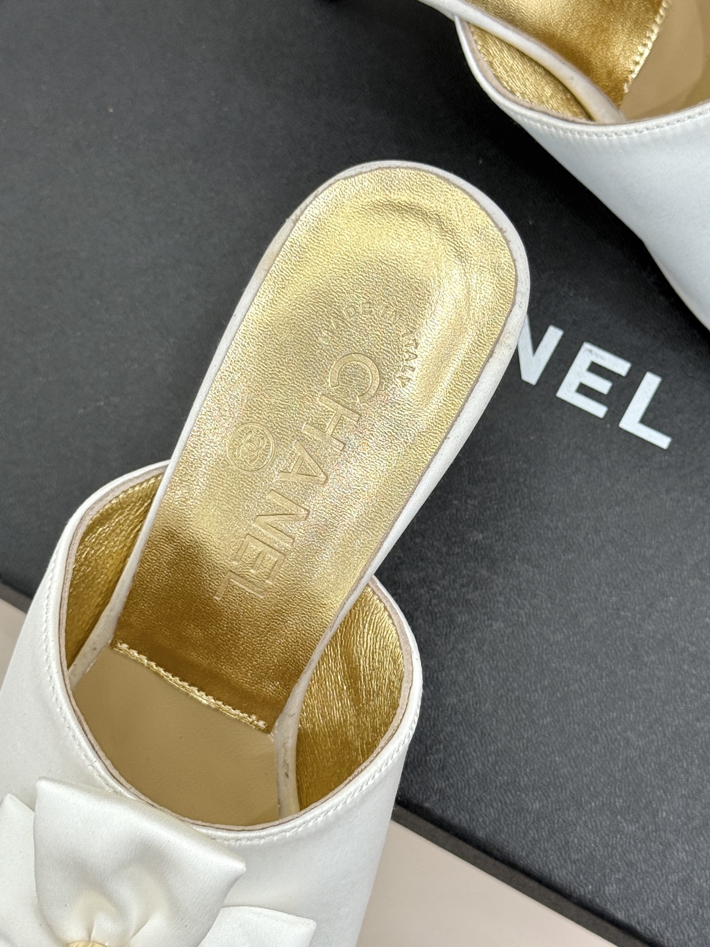 CHANE*｜小香26C双蝴蝶结双C平底高跟拖鞋当科莫湖的晨雾邂逅巴黎星空的浪漫这双拖鞋以刚柔并济的设计