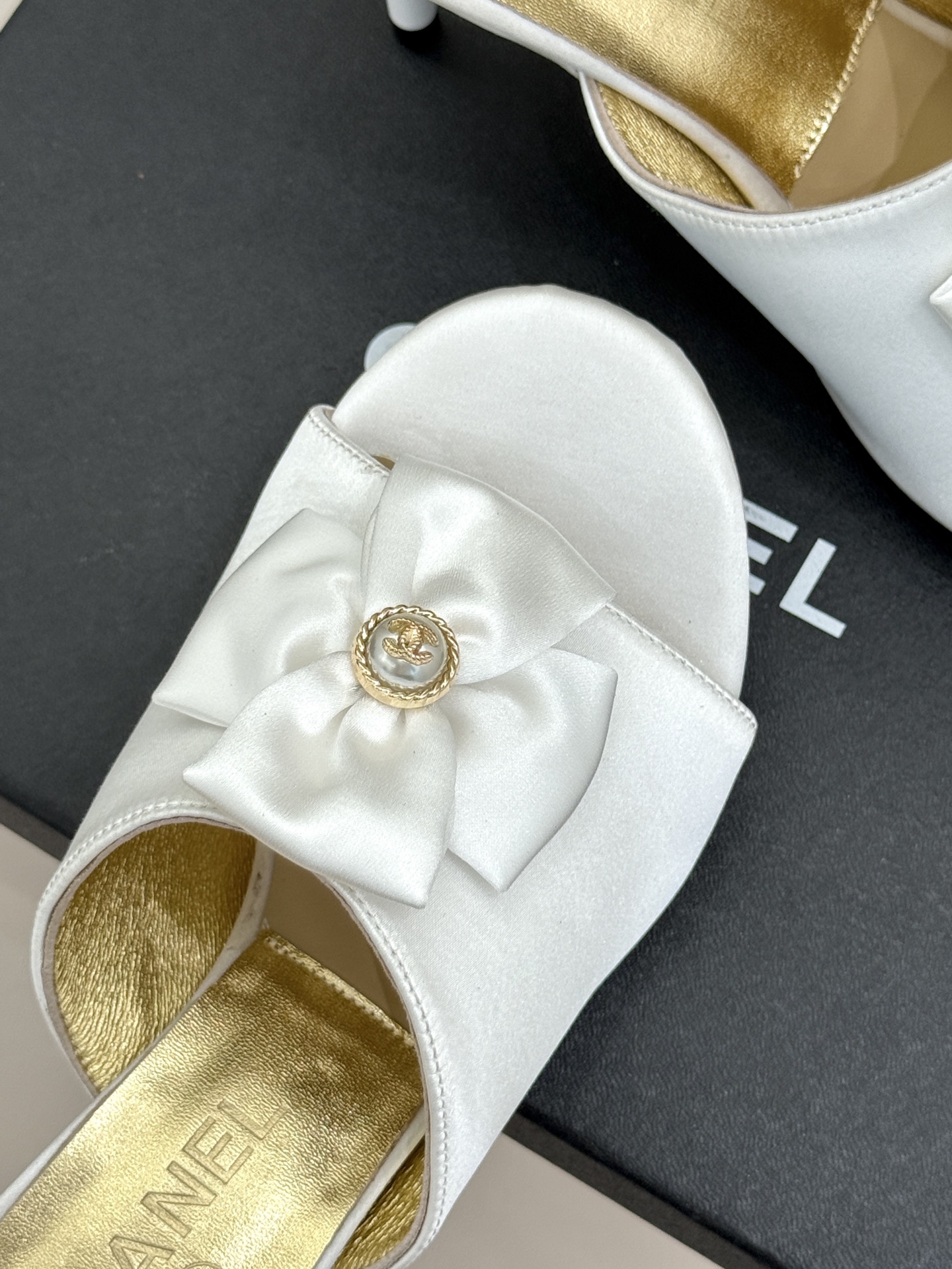 CHANE*｜小香26C双蝴蝶结双C平底高跟拖鞋当科莫湖的晨雾邂逅巴黎星空的浪漫这双拖鞋以刚柔并济的设计