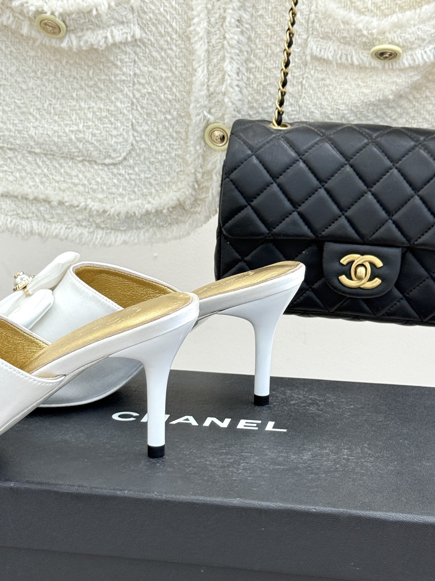 CHANE*｜小香26C双蝴蝶结双C平底高跟拖鞋当科莫湖的晨雾邂逅巴黎星空的浪漫这双拖鞋以刚柔并济的设计