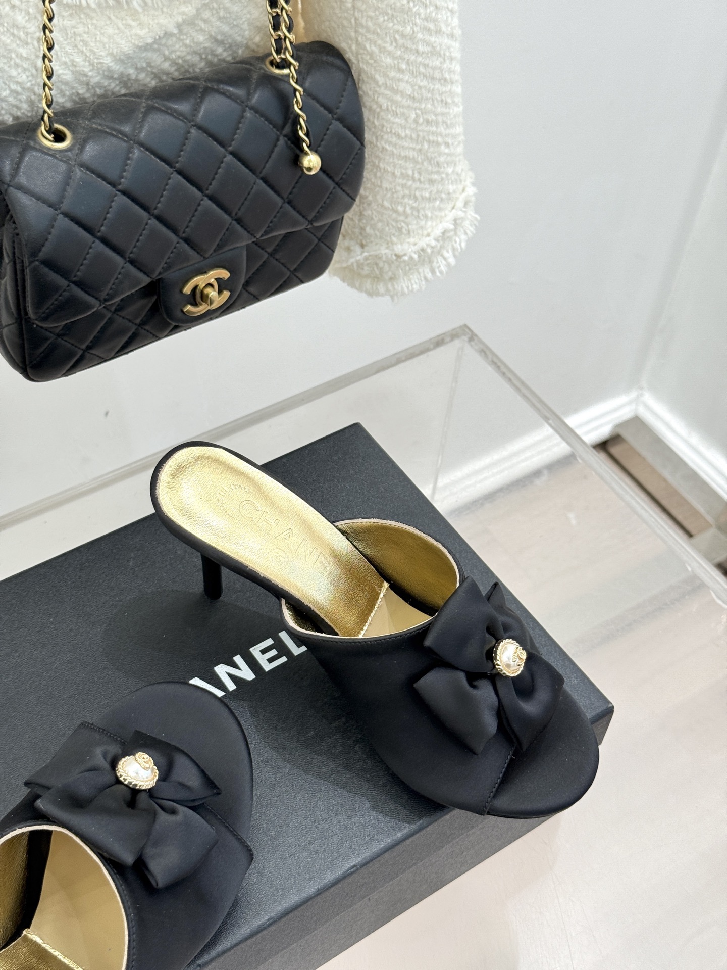 CHANE*｜小香26C双蝴蝶结双C平底高跟拖鞋当科莫湖的晨雾邂逅巴黎星空的浪漫这双拖鞋以刚柔并济的设计