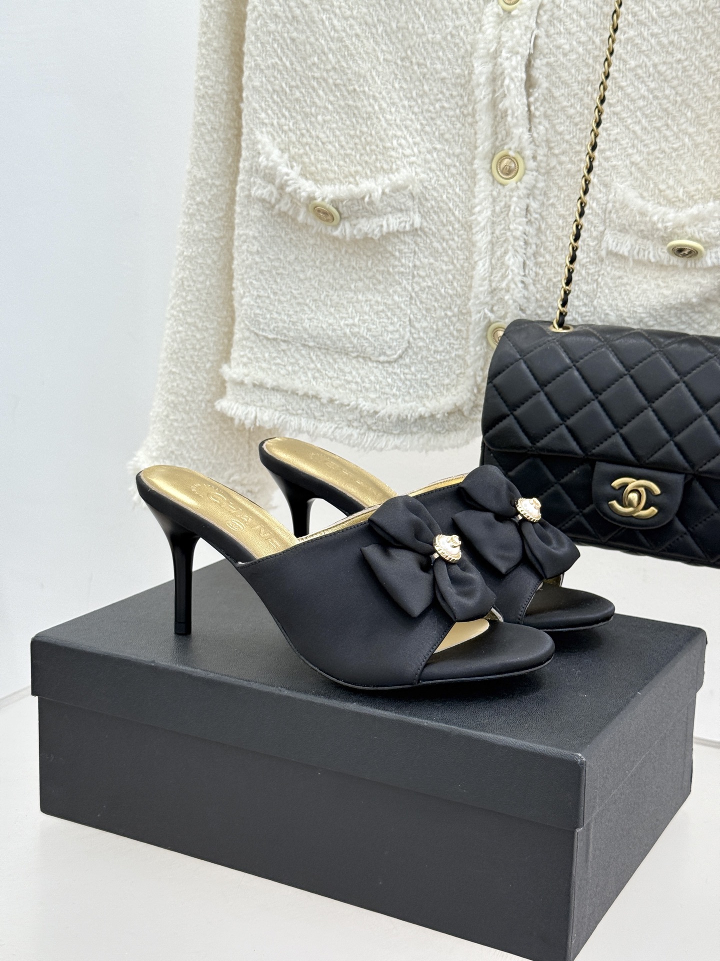 NO:648789,CHANE*｜Xiaoxiang 26C double bow double C flat high-heeled slippers When the morning mist of Lake Como meets the romance of the Paris starry sky, this pair of slippers uses a design language that combines rigidity and softness to redefine the boundaries between vacation and daily elegance. It continues the brand's aesthetic heritage spanning a century and incorporates the free soul given by Matthieu Blazy, making every step a flowing statement of French elegance. The double bow design at the core of the shoe body hides ingenuity.  Choose from two materials: smooth satin or delicate sheepskin. The three-dimensional tailoring presents a natural fluffy and flexible arc, which is like condensing the flowers of the Chateau d'Este between the feet. The metal Double C Logo inlaid in the center is embellished with fine rhinestones. It reflects the low-key stars under the light and shadow, echoing the inspiration core of the series 'Looking up at the same starry sky'. The 3.5cm exquisite heel is the key to balancing comfort and aura. It not only brings a naturally slimming effect, but also maintains a stable gait like a flat sole.  It has the soft romance of the bow and the classic confidence of the double C Logo. Elegance does not need to be deliberate, and freedom is style.' The fabric is made of original customized silk. The lining of the toes is all sheepskin. Italian imported leather outsole size 35-39 (customized 40/41), slippers, chanel, slippers, sheepskin, real silk, Leather soles19860909CHANE*｜小香26C双蝴蝶结双C 平底高跟拖鞋 当科莫湖的晨雾邂逅巴黎星空的浪漫 这双拖鞋以刚柔并济的设计语言 重新定义度假与日常的优雅边界. 它延续了品牌跨越百年的美学传承 更融入Matthieu Blazy赋予的自由灵魂 让每一步都成为法式优雅的流动宣言. 鞋身核心的双蝴蝶结设计暗藏巧思 甄选柔滑缎面或细腻羊皮两种材质 立体剪裁呈现自然蓬松的灵动弧度 如同将埃斯特庄园的花卉凝于足间. 中央镶嵌的金属双C Logo点缀细碎水钻 在光影下折射出低调星芒 呼应系列“仰望同一片星空”的灵感内核. 3.5cm精巧鞋跟是平衡舒适与气场的关键 既带来自然增高的显瘦效果 又保持平底般的稳妥步态 既有蝴蝶结的柔美浪漫 又有双C Logo的经典底气 优雅无需刻意 自在即是格调”. 面料采用原版定制真丝 内里踮脚均为羊皮 意大利进口真皮大底 size35-39（40/41定制）,拖鞋,chanel,slippers,sheepskin,real silk,Leather soles,Women's Shoes