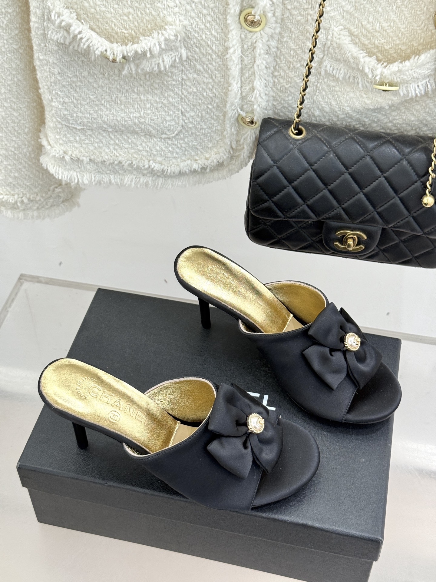 CHANE*｜小香26C双蝴蝶结双C平底高跟拖鞋当科莫湖的晨雾邂逅巴黎星空的浪漫这双拖鞋以刚柔并济的设计