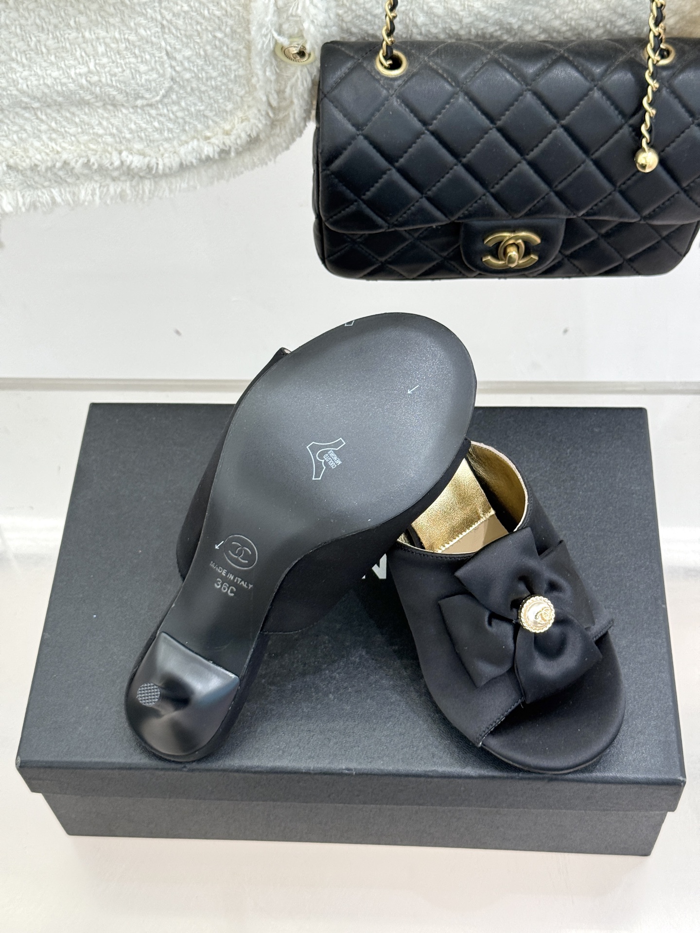 CHANE*｜小香26C双蝴蝶结双C平底高跟拖鞋当科莫湖的晨雾邂逅巴黎星空的浪漫这双拖鞋以刚柔并济的设计