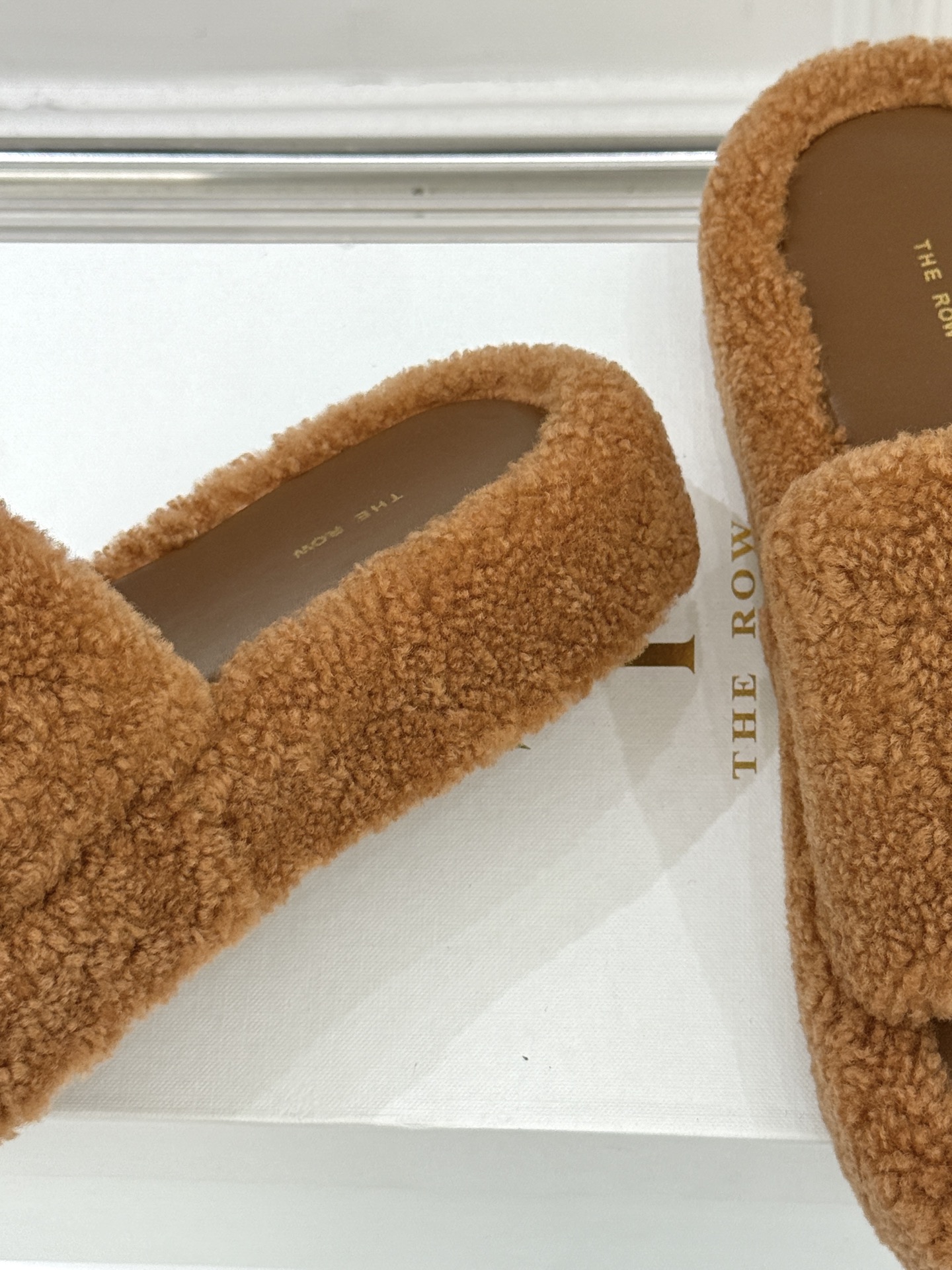（毛里/皮里）The row经典秋冬厚底毛拖鞋💗这季节美鞋太多这款毛拖真的是让我无法自拔真太可爱了～ 毛