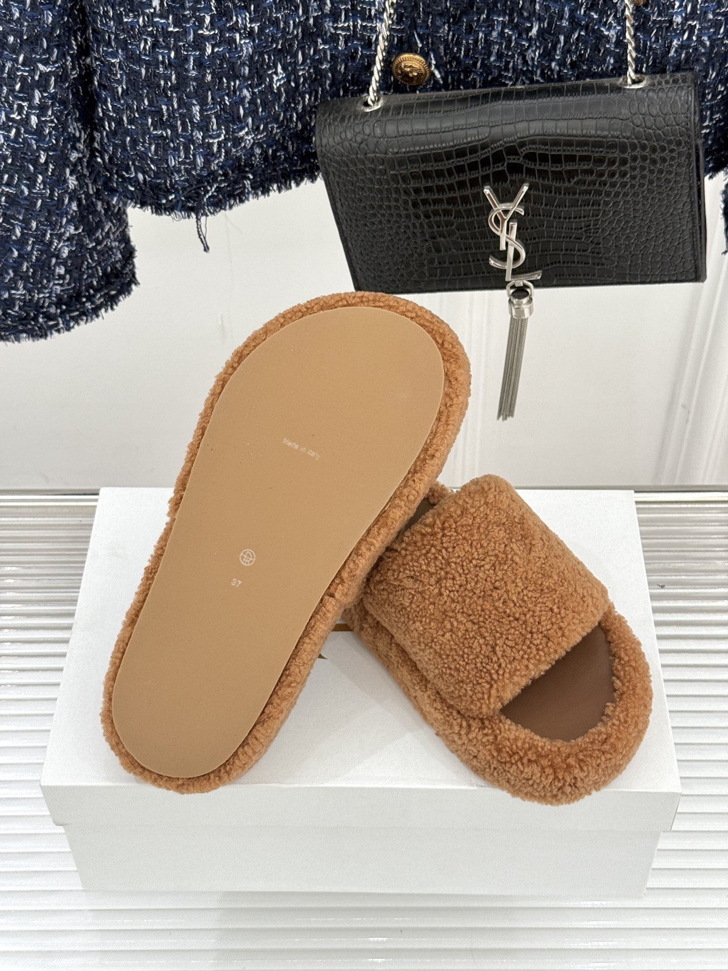 （毛里/皮里）The row经典秋冬厚底毛拖鞋💗这季节美鞋太多这款毛拖真的是让我无法自拔真太可爱了～ 毛