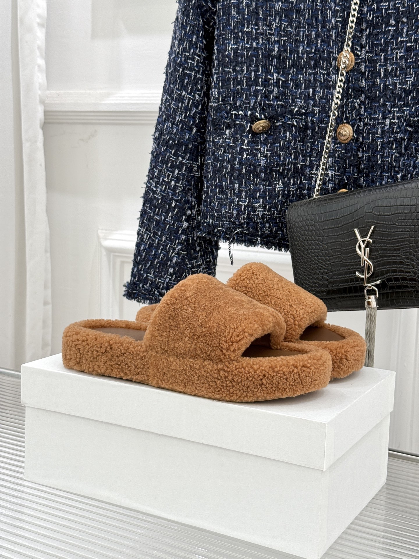 （毛里/皮里）The row经典秋冬厚底毛拖鞋💗这季节美鞋太多这款毛拖真的是让我无法自拔真太可爱了～ 毛