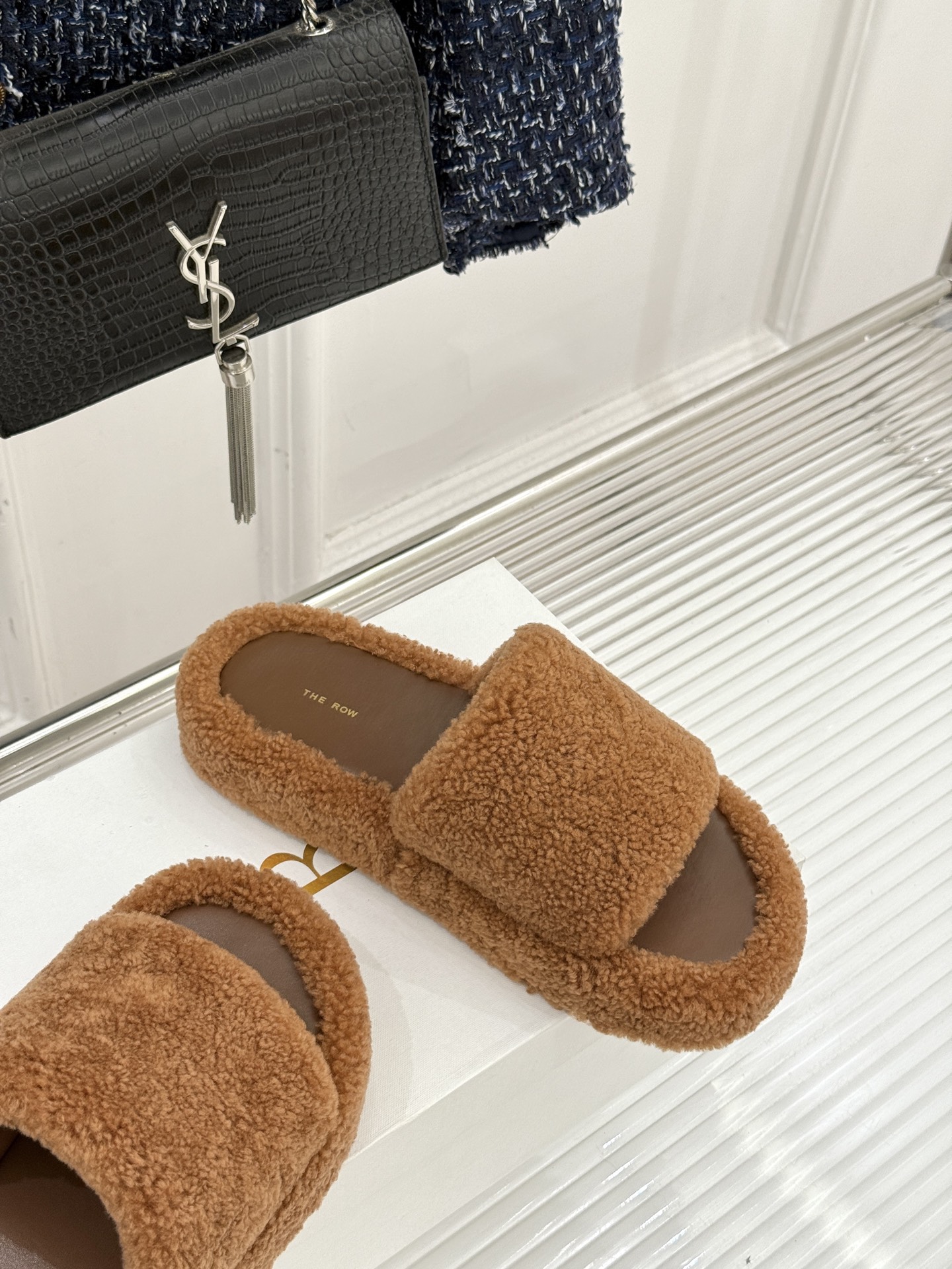 （毛里/皮里）The row经典秋冬厚底毛拖鞋💗这季节美鞋太多这款毛拖真的是让我无法自拔真太可爱了～ 毛
