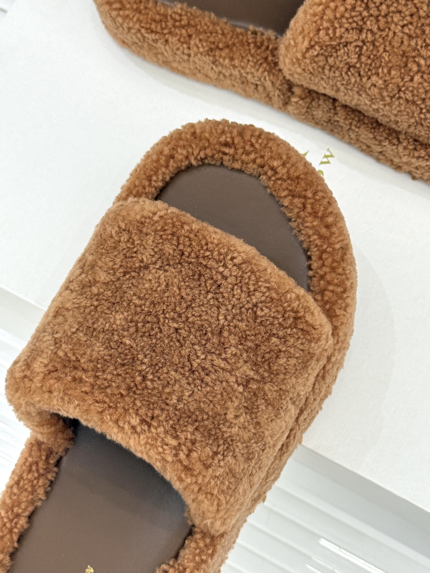 （毛里/皮里）The row经典秋冬厚底毛拖鞋💗这季节美鞋太多这款毛拖真的是让我无法自拔真太可爱了～ 毛