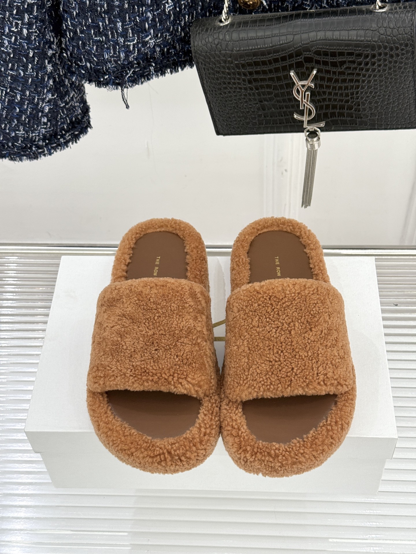 （毛里/皮里）The row经典秋冬厚底毛拖鞋💗这季节美鞋太多这款毛拖真的是让我无法自拔真太可爱了～ 毛