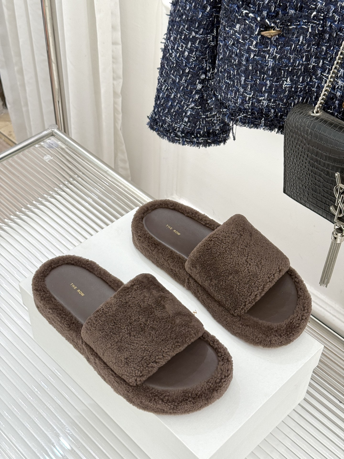 （毛里/皮里）The row经典秋冬厚底毛拖鞋💗这季节美鞋太多这款毛拖真的是让我无法自拔真太可爱了～ 毛