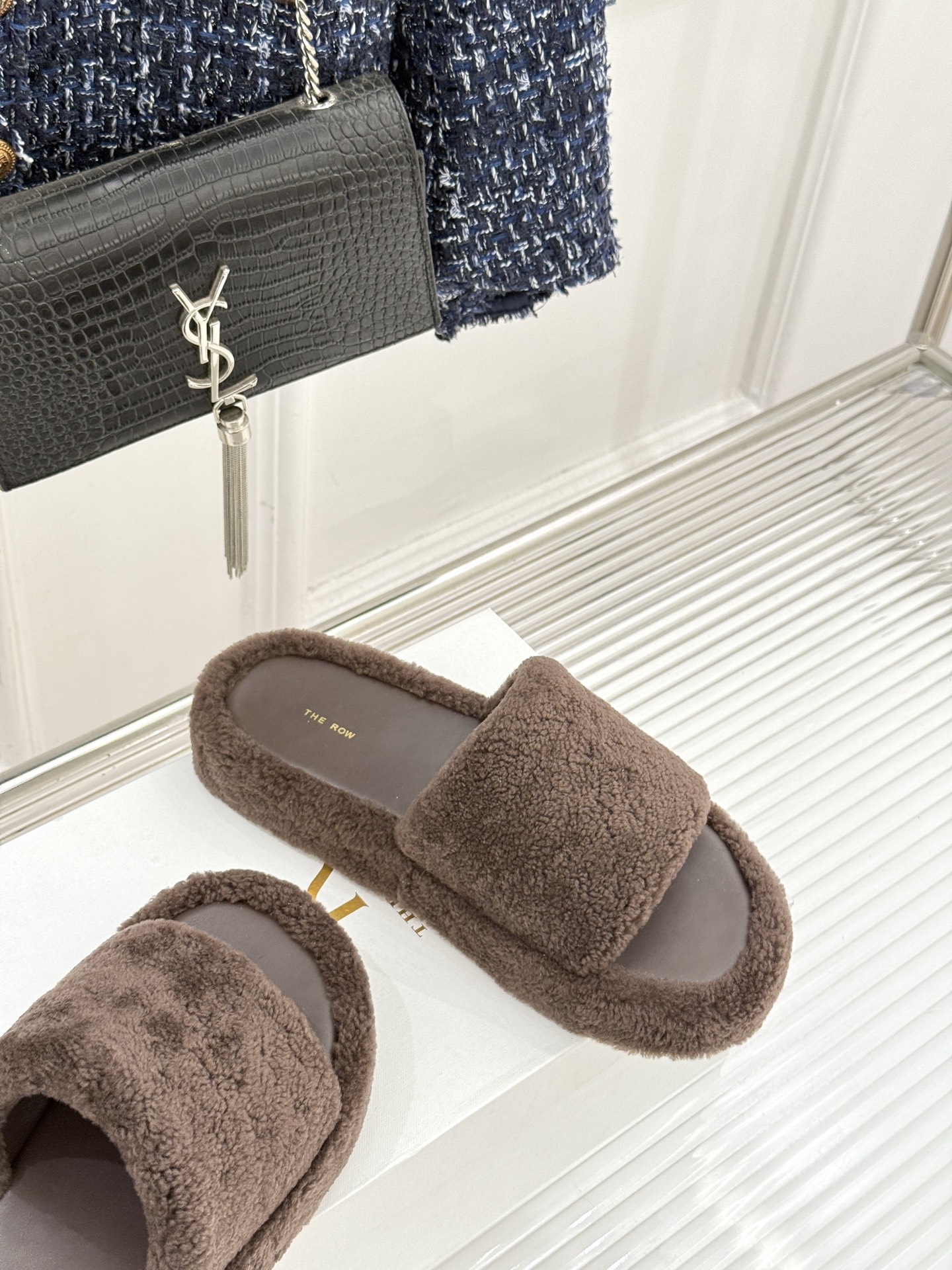 （毛里/皮里）The row经典秋冬厚底毛拖鞋💗这季节美鞋太多这款毛拖真的是让我无法自拔真太可爱了～ 毛