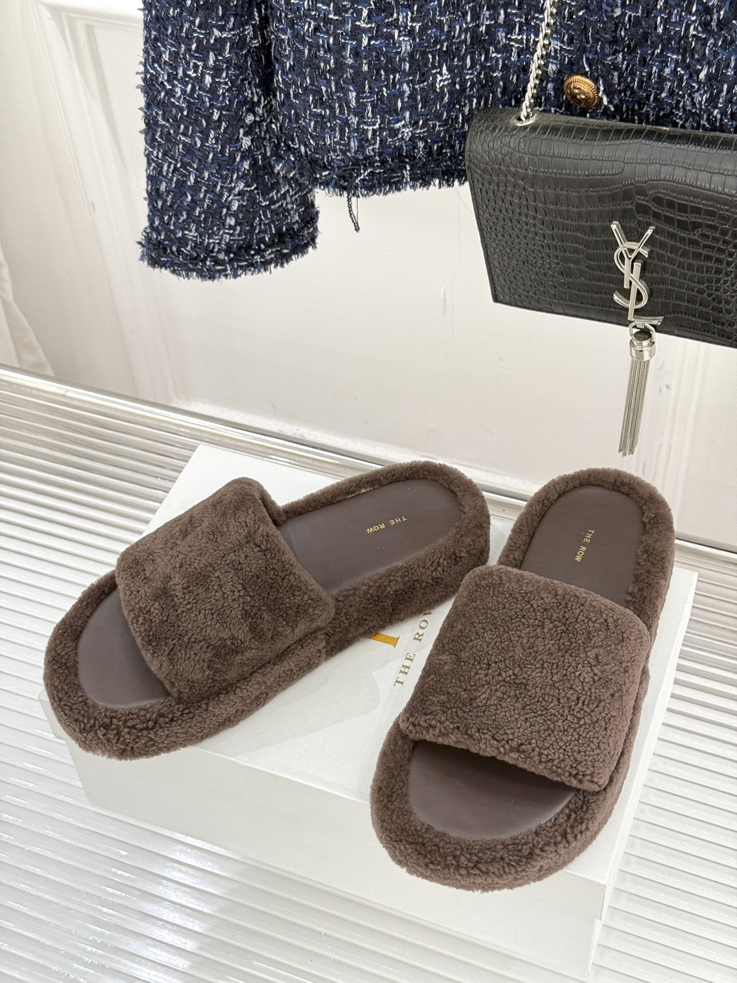 （毛里/皮里）The row经典秋冬厚底毛拖鞋💗这季节美鞋太多这款毛拖真的是让我无法自拔真太可爱了～ 毛