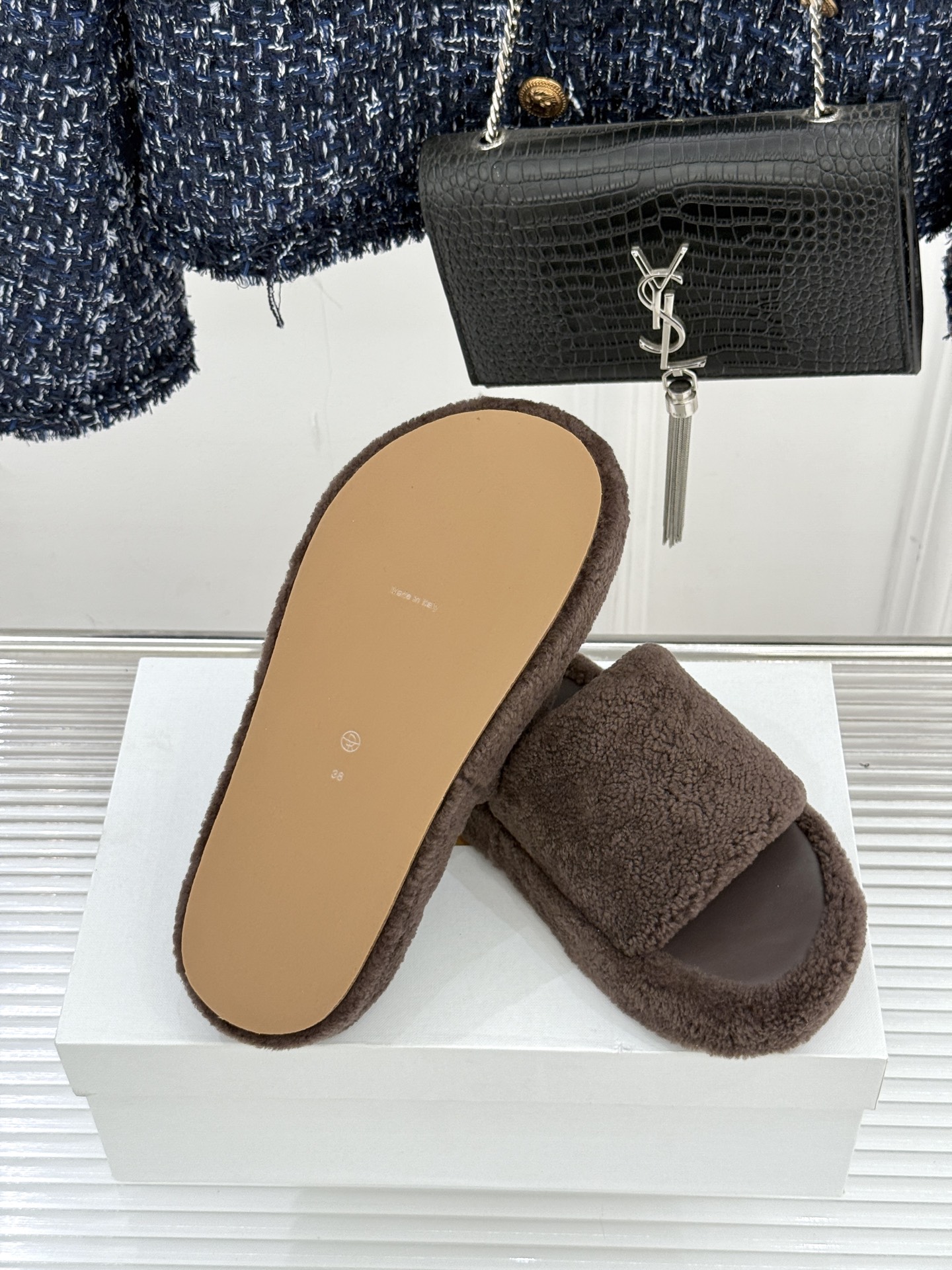 （毛里/皮里）The row经典秋冬厚底毛拖鞋💗这季节美鞋太多这款毛拖真的是让我无法自拔真太可爱了～ 毛