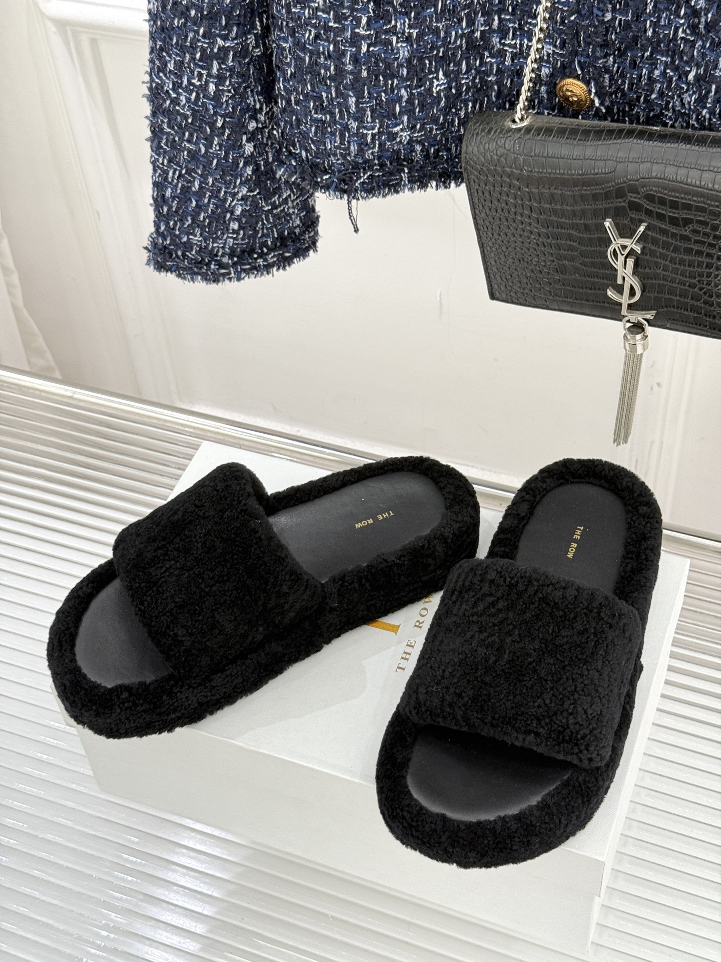 （毛里/皮里）The row经典秋冬厚底毛拖鞋💗这季节美鞋太多这款毛拖真的是让我无法自拔真太可爱了～ 毛