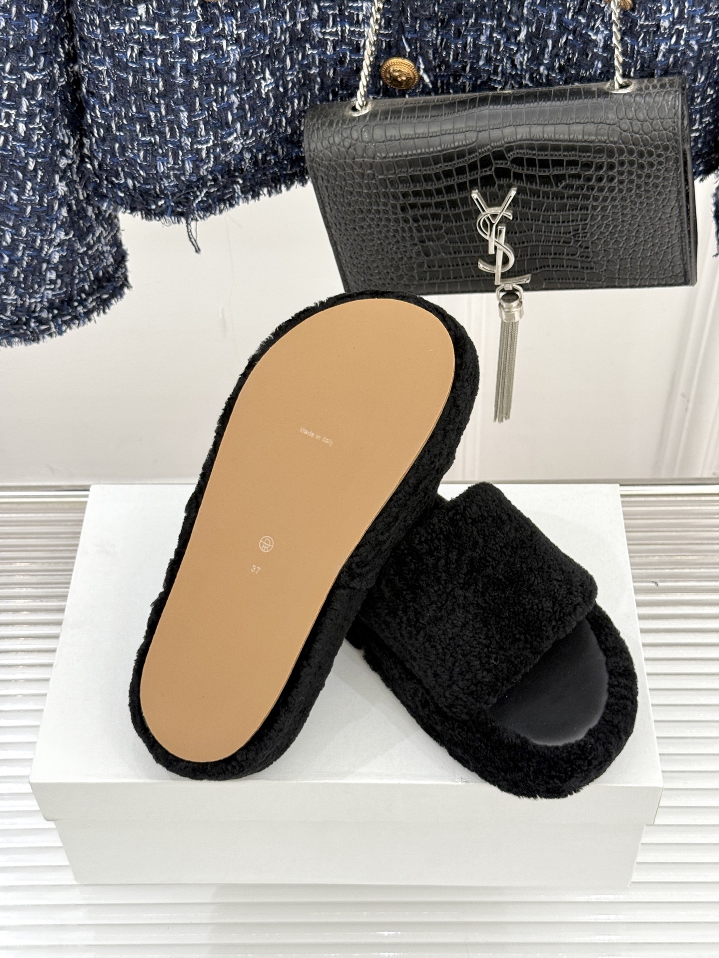 （毛里/皮里）The row经典秋冬厚底毛拖鞋💗这季节美鞋太多这款毛拖真的是让我无法自拔真太可爱了～ 毛