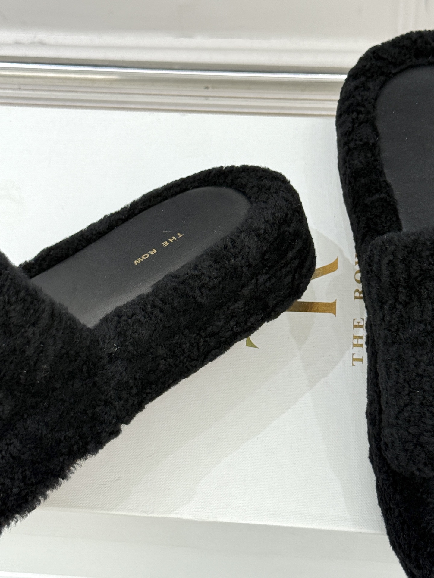 （毛里/皮里）The row经典秋冬厚底毛拖鞋💗这季节美鞋太多这款毛拖真的是让我无法自拔真太可爱了～ 毛