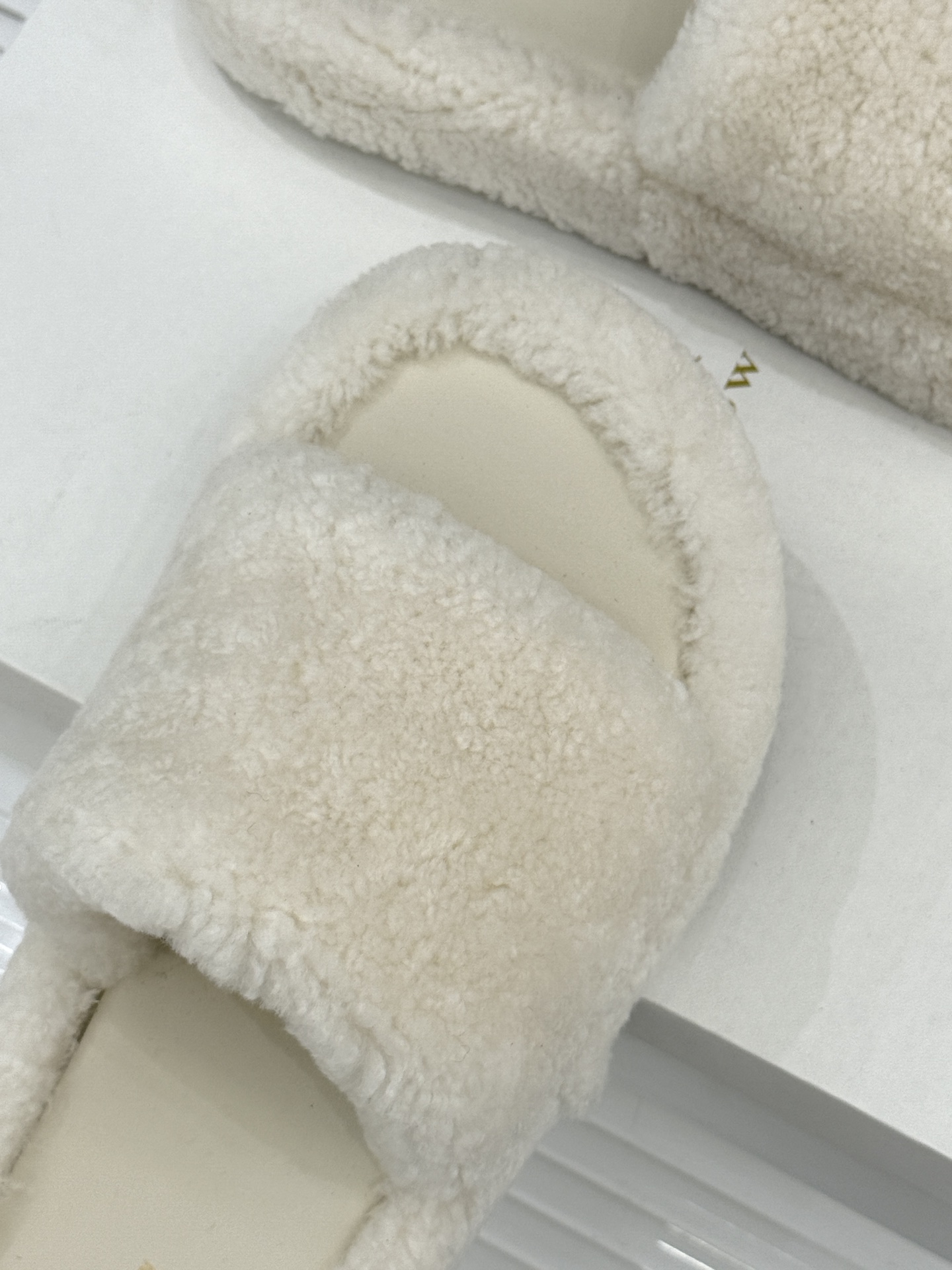 （毛里/皮里）The row经典秋冬厚底毛拖鞋💗这季节美鞋太多这款毛拖真的是让我无法自拔真太可爱了～ 毛