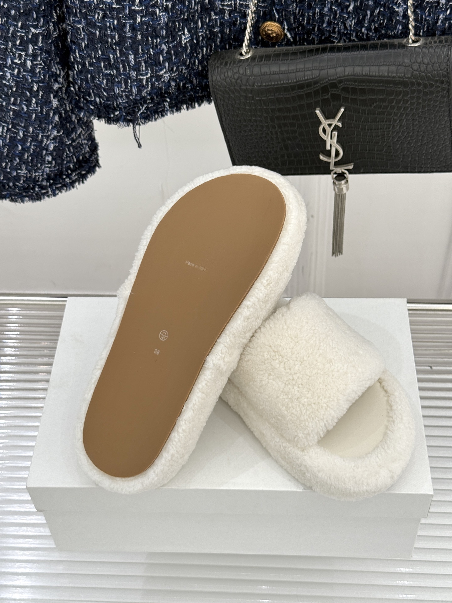 （毛里/皮里）The row经典秋冬厚底毛拖鞋💗这季节美鞋太多这款毛拖真的是让我无法自拔真太可爱了～ 毛