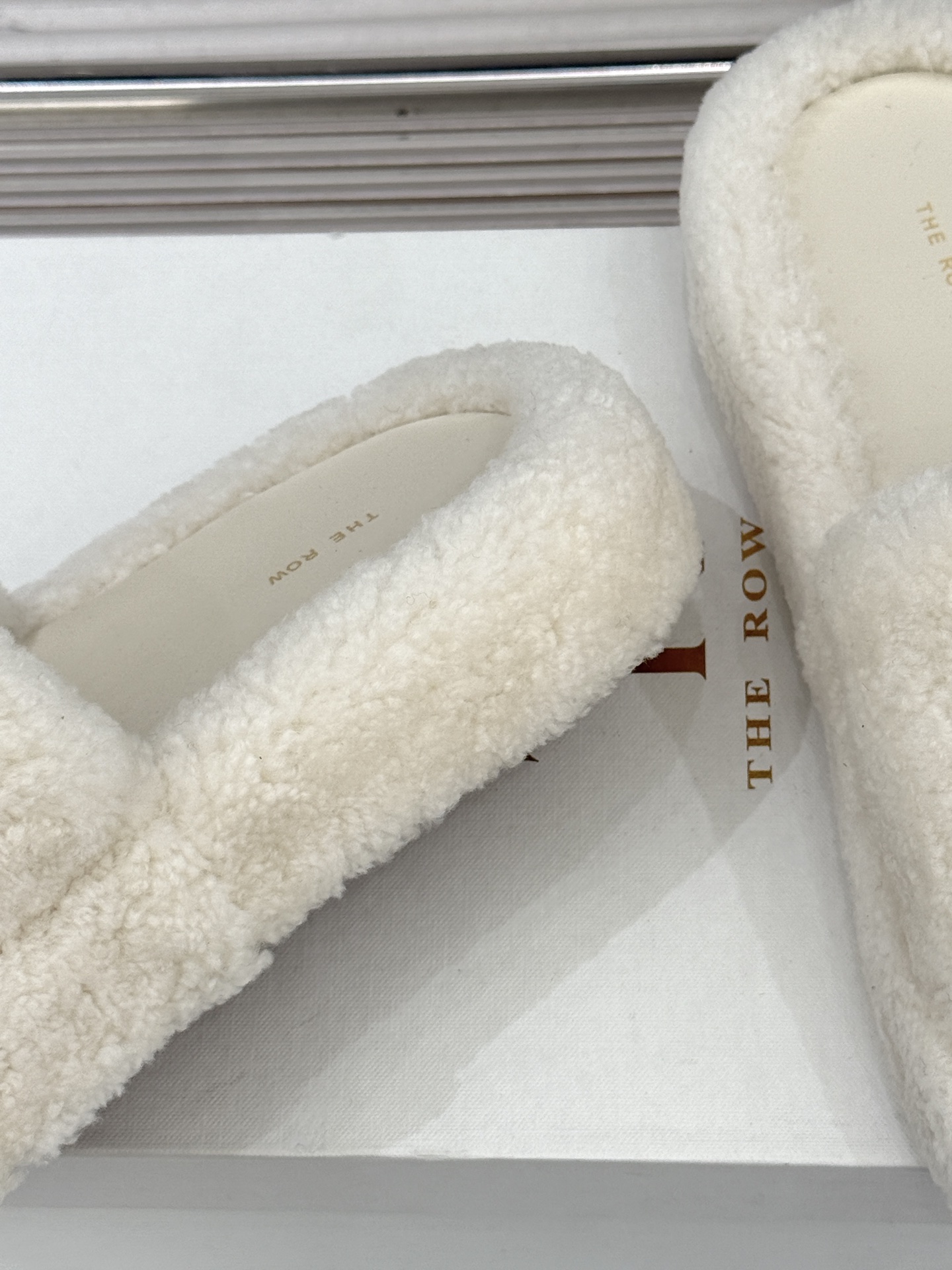 （毛里/皮里）The row经典秋冬厚底毛拖鞋💗这季节美鞋太多这款毛拖真的是让我无法自拔真太可爱了～ 毛