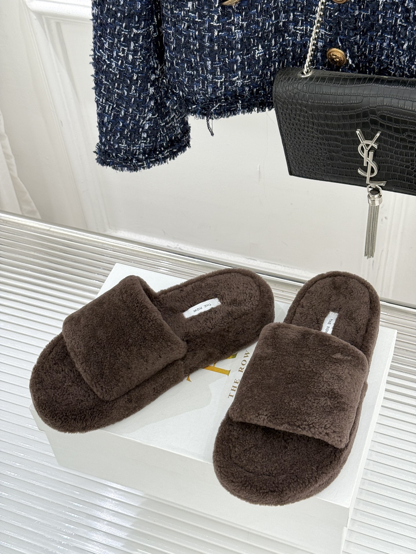 （毛里/皮里）The row经典秋冬厚底毛拖鞋💗这季节美鞋太多这款毛拖真的是让我无法自拔真太可爱了～ 毛