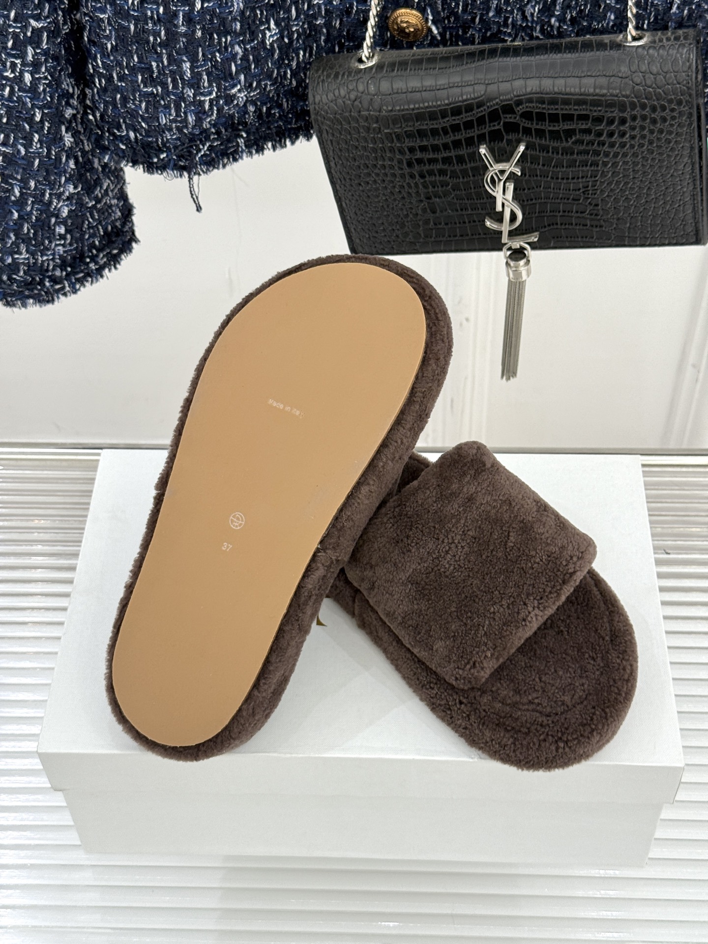 （毛里/皮里）The row经典秋冬厚底毛拖鞋💗这季节美鞋太多这款毛拖真的是让我无法自拔真太可爱了～ 毛