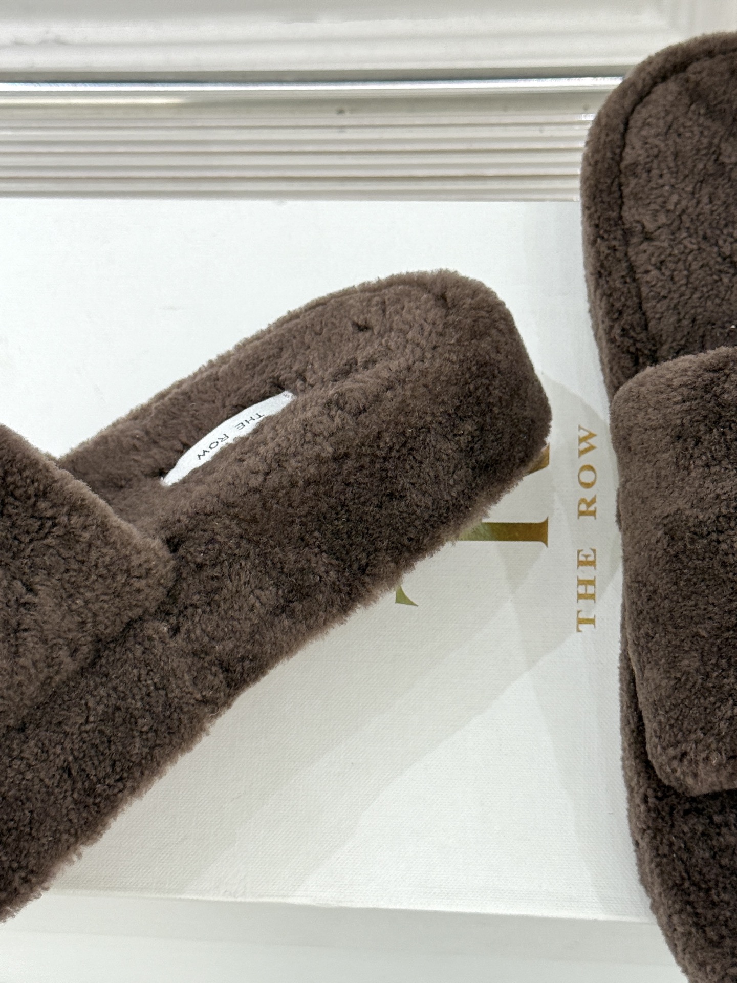 （毛里/皮里）The row经典秋冬厚底毛拖鞋💗这季节美鞋太多这款毛拖真的是让我无法自拔真太可爱了～ 毛