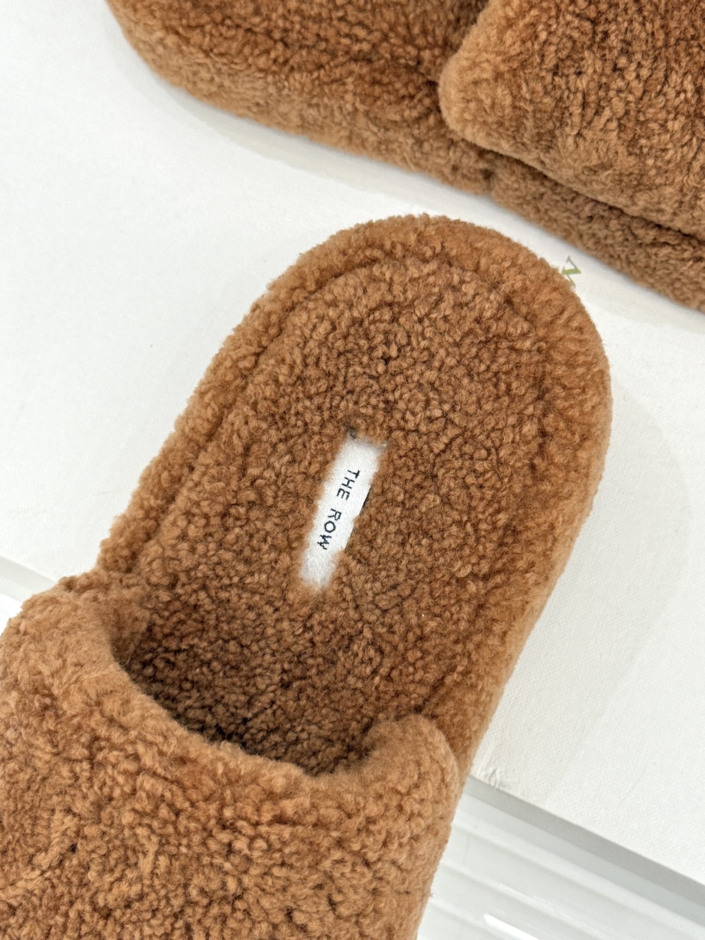 （毛里/皮里）The row经典秋冬厚底毛拖鞋💗这季节美鞋太多这款毛拖真的是让我无法自拔真太可爱了～ 毛