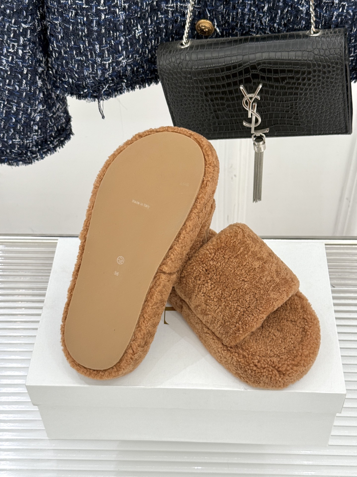 （毛里/皮里）The row经典秋冬厚底毛拖鞋💗这季节美鞋太多这款毛拖真的是让我无法自拔真太可爱了～ 毛