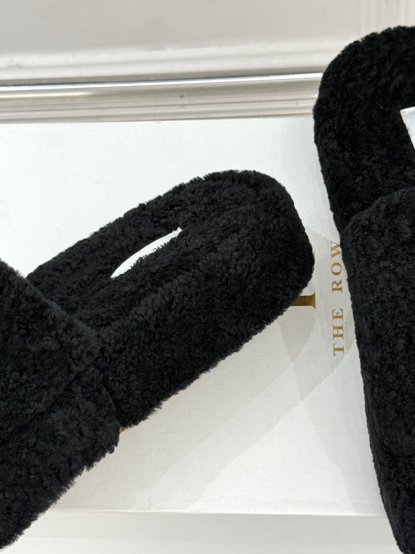 （毛里/皮里）The row经典秋冬厚底毛拖鞋💗这季节美鞋太多这款毛拖真的是让我无法自拔真太可爱了～ 毛