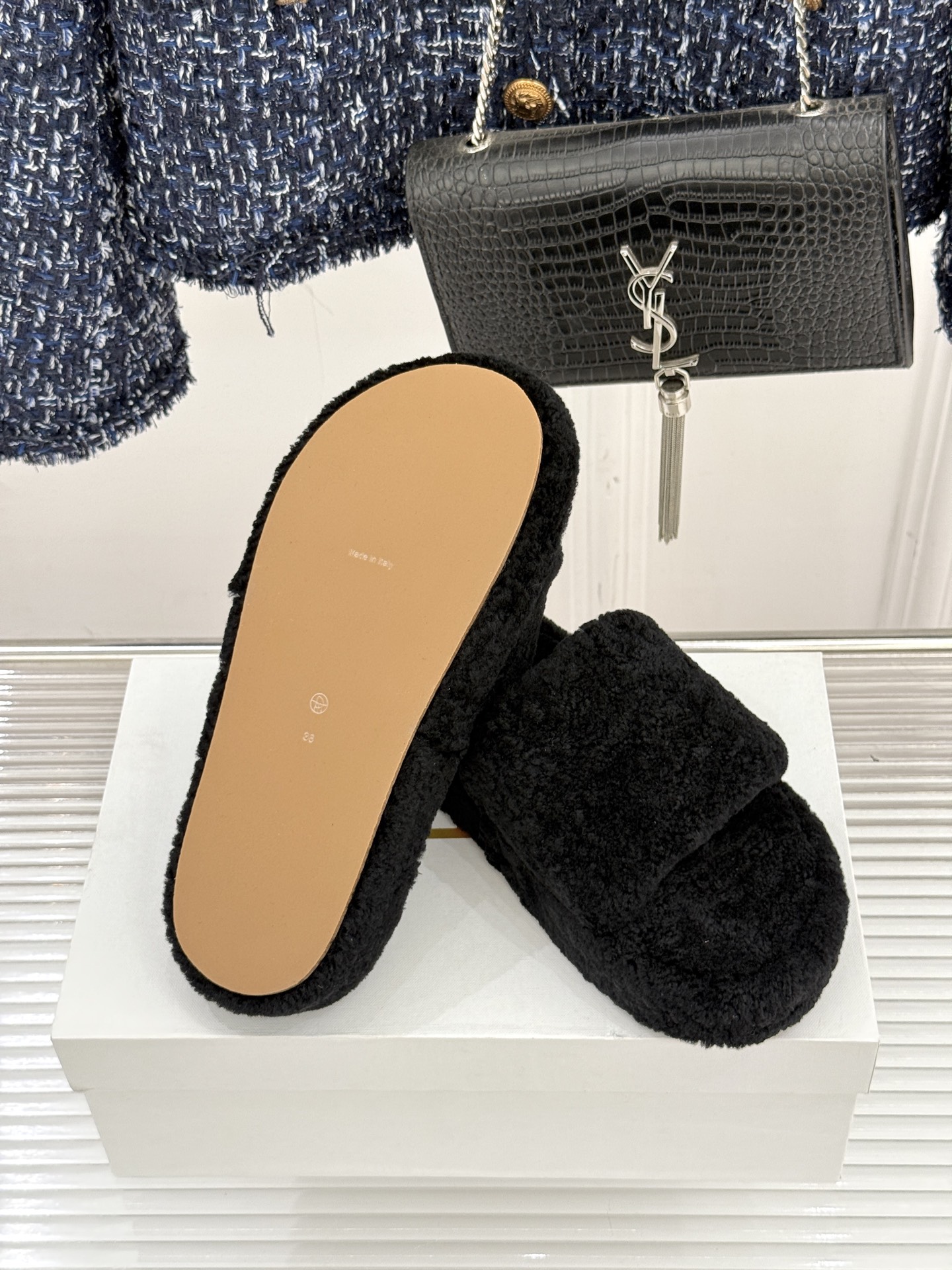 （毛里/皮里）The row经典秋冬厚底毛拖鞋💗这季节美鞋太多这款毛拖真的是让我无法自拔真太可爱了～ 毛