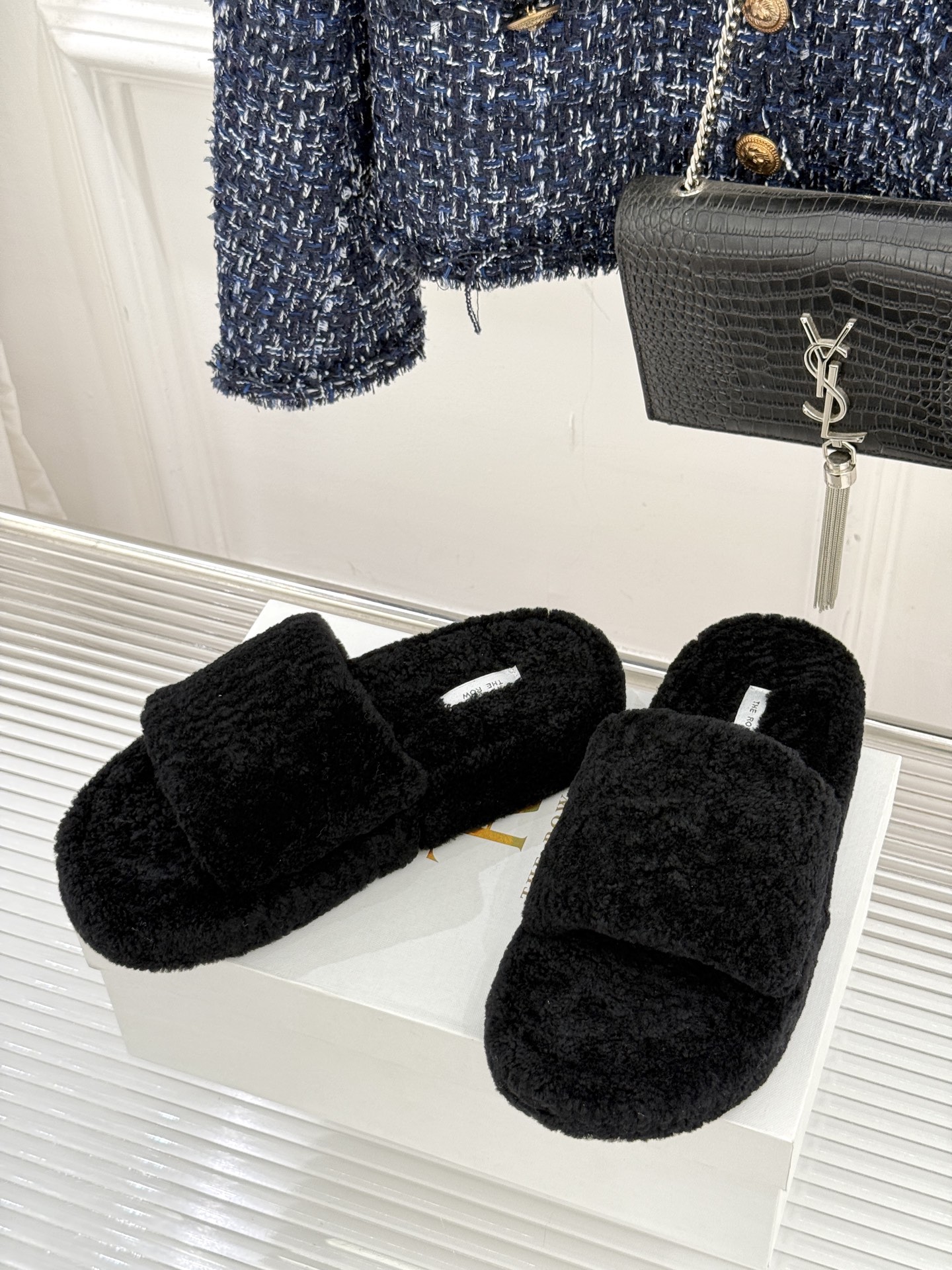 （毛里/皮里）The row经典秋冬厚底毛拖鞋💗这季节美鞋太多这款毛拖真的是让我无法自拔真太可爱了～ 毛