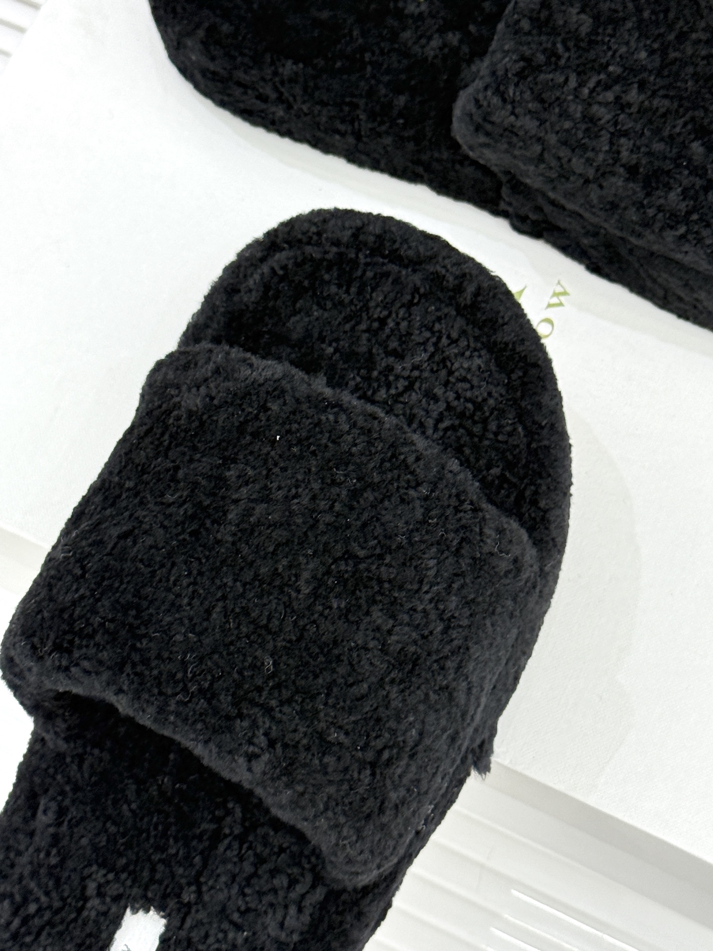 （毛里/皮里）The row经典秋冬厚底毛拖鞋💗这季节美鞋太多这款毛拖真的是让我无法自拔真太可爱了～ 毛