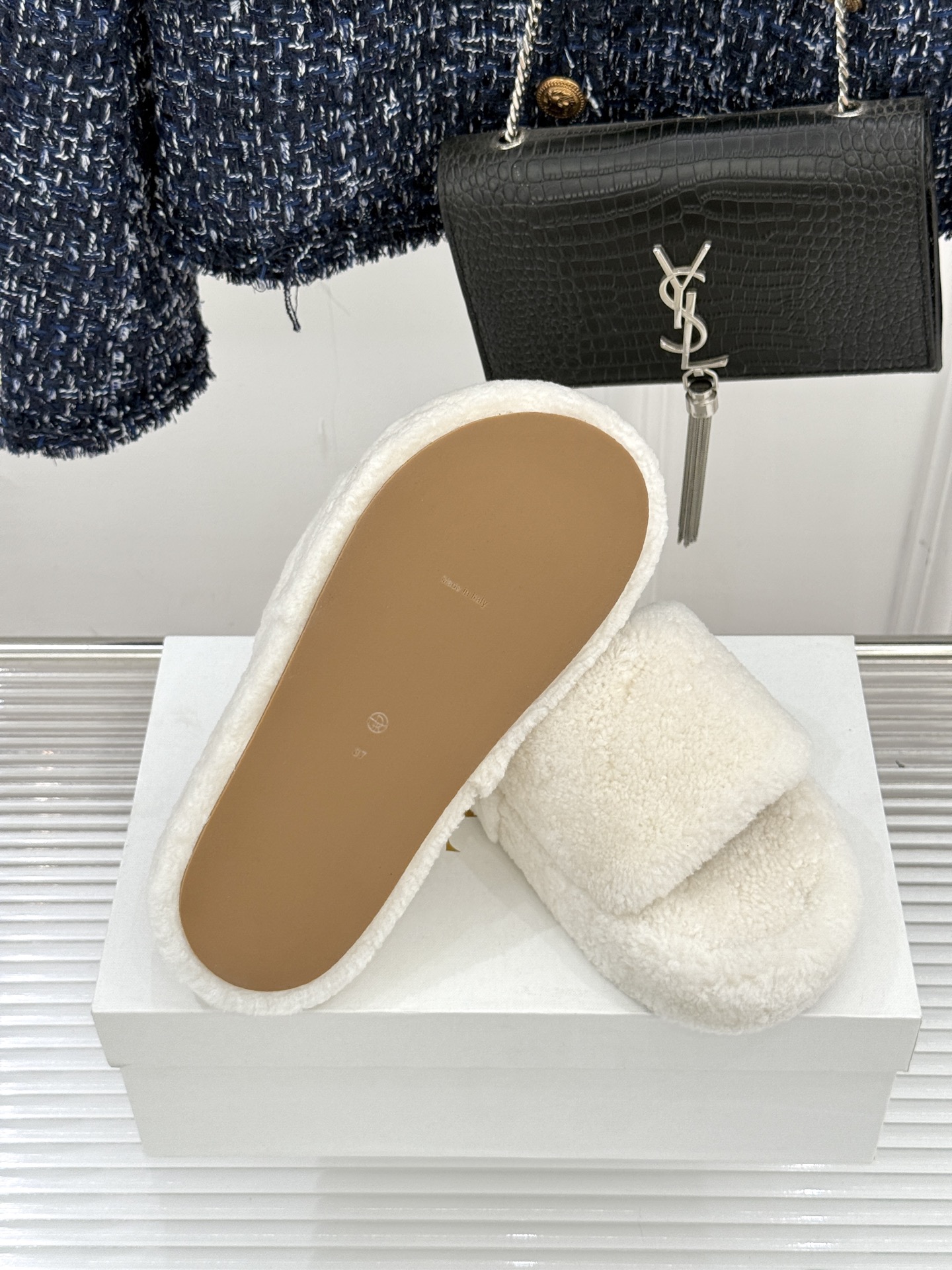 （毛里/皮里）The row经典秋冬厚底毛拖鞋💗这季节美鞋太多这款毛拖真的是让我无法自拔真太可爱了～ 毛