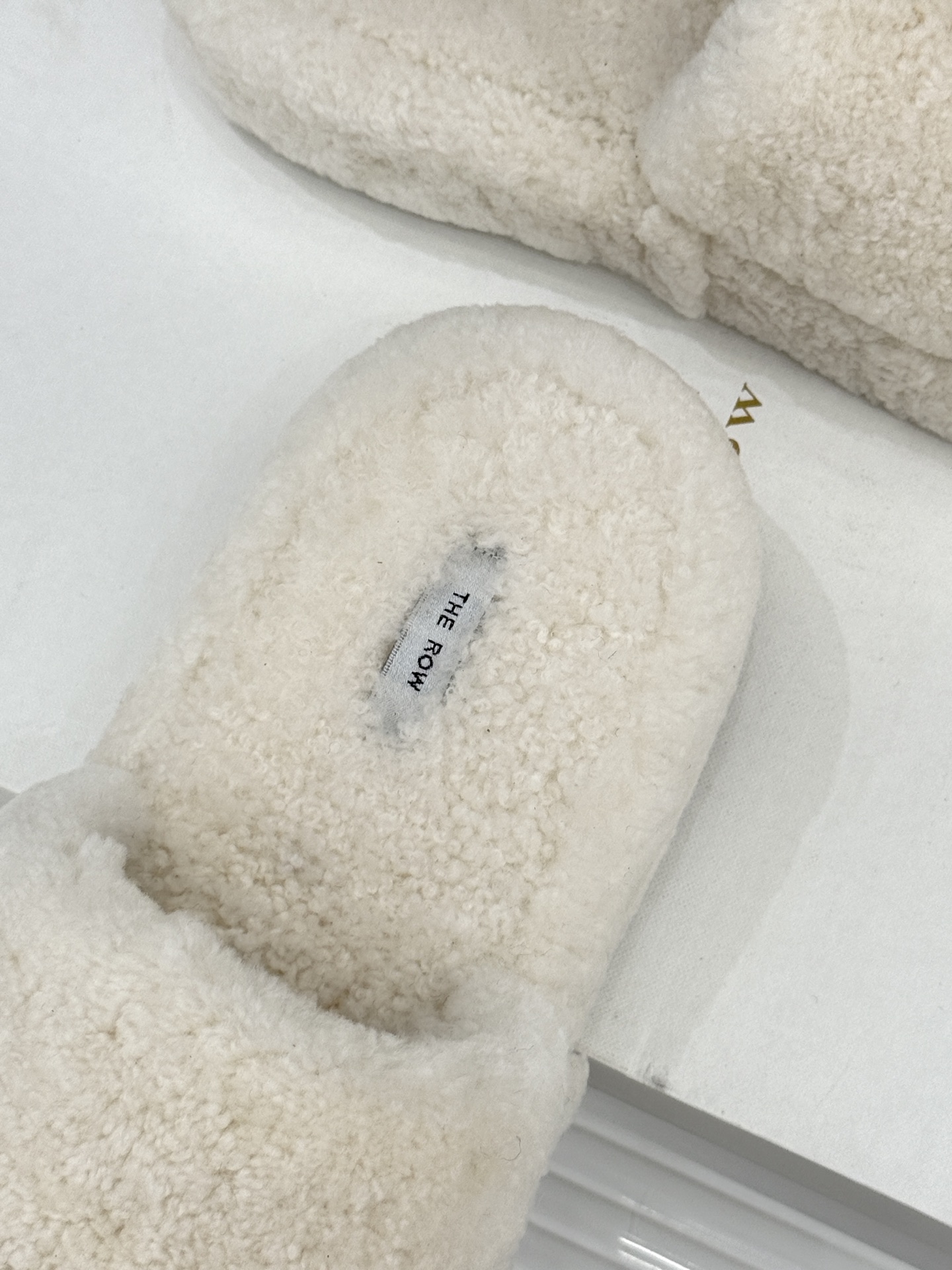 （毛里/皮里）The row经典秋冬厚底毛拖鞋💗这季节美鞋太多这款毛拖真的是让我无法自拔真太可爱了～ 毛