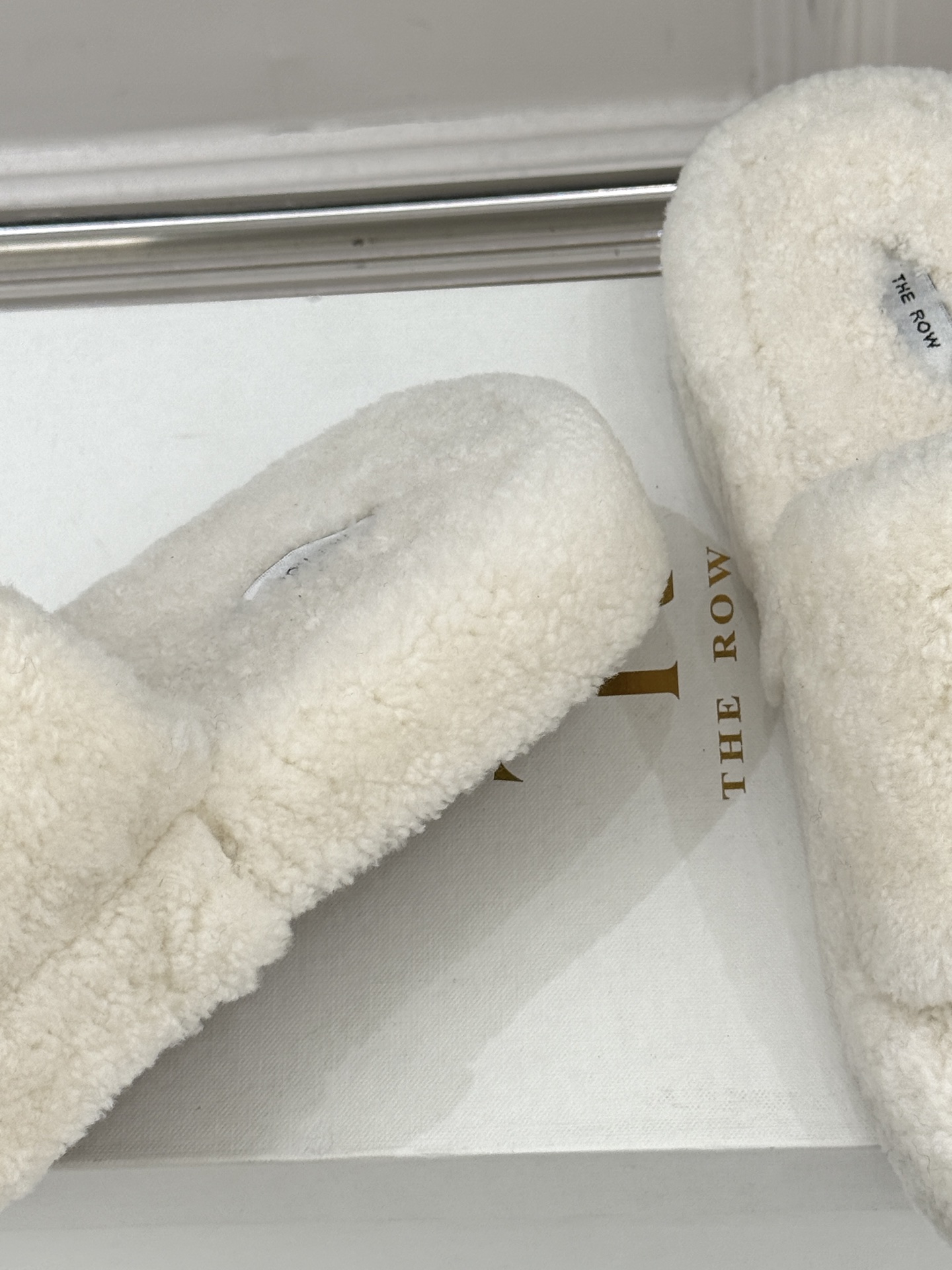 （毛里/皮里）The row经典秋冬厚底毛拖鞋💗这季节美鞋太多这款毛拖真的是让我无法自拔真太可爱了～ 毛