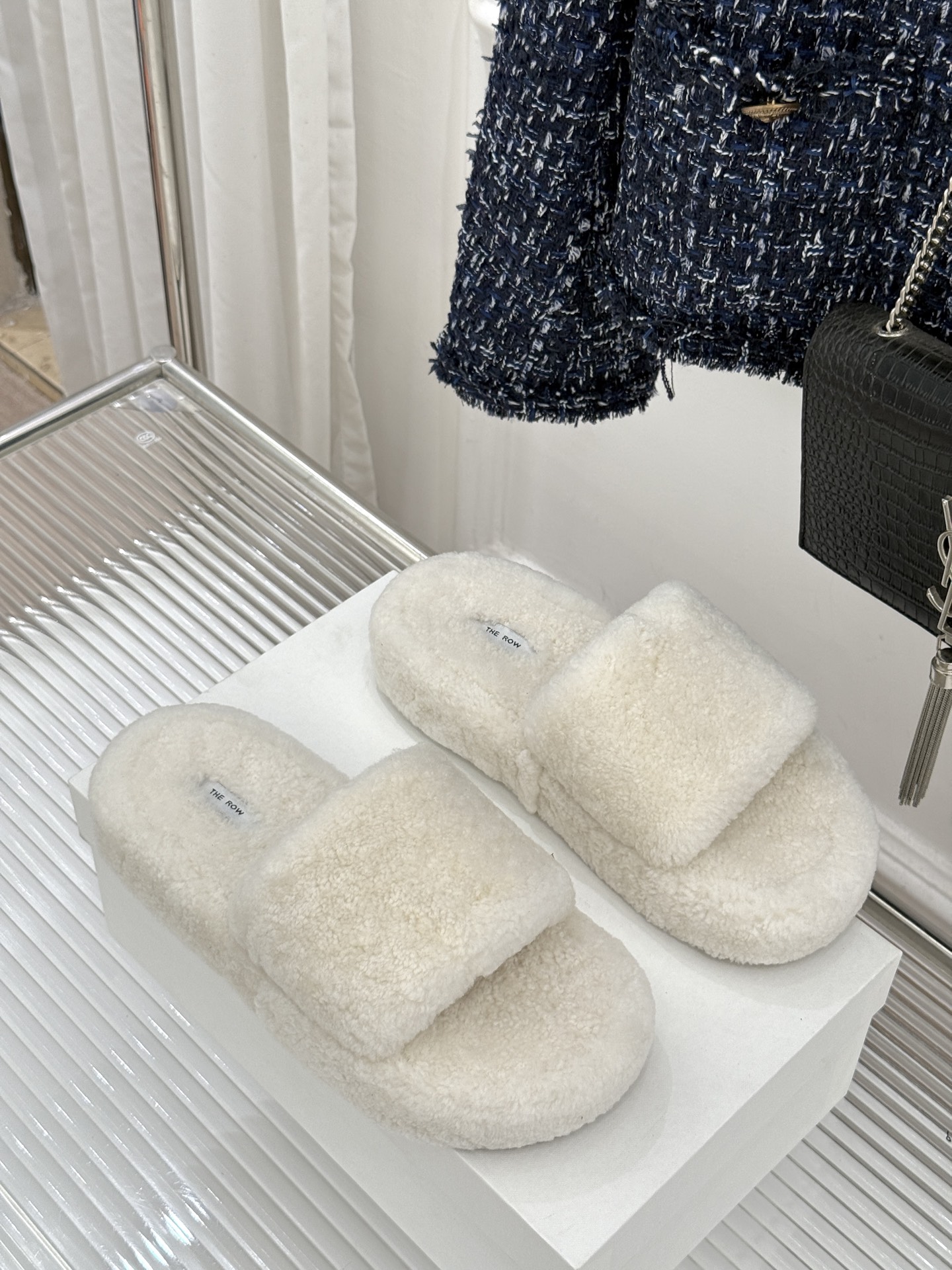 （毛里/皮里）The row经典秋冬厚底毛拖鞋💗这季节美鞋太多这款毛拖真的是让我无法自拔真太可爱了～ 毛