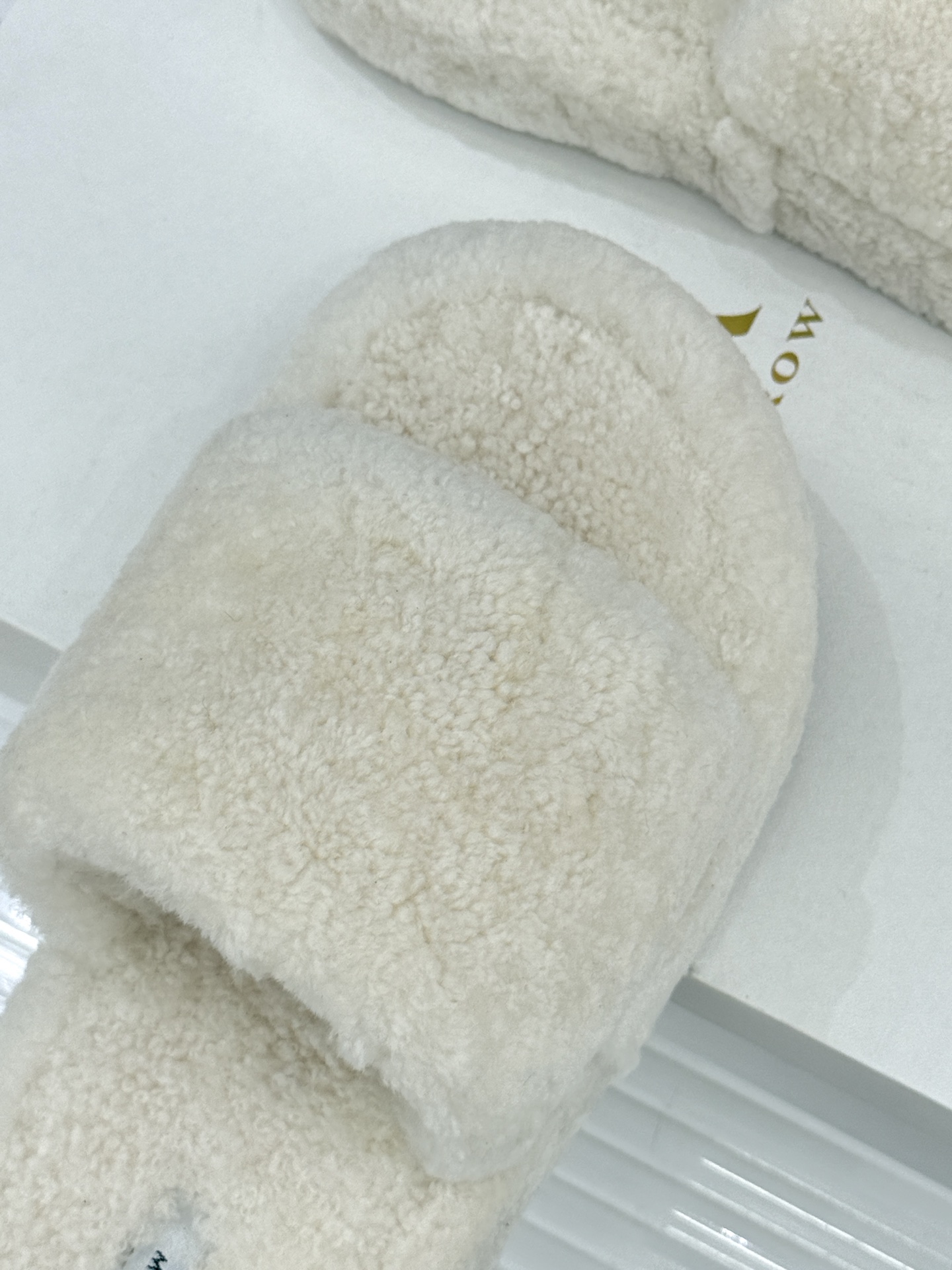 （毛里/皮里）The row经典秋冬厚底毛拖鞋💗这季节美鞋太多这款毛拖真的是让我无法自拔真太可爱了～ 毛