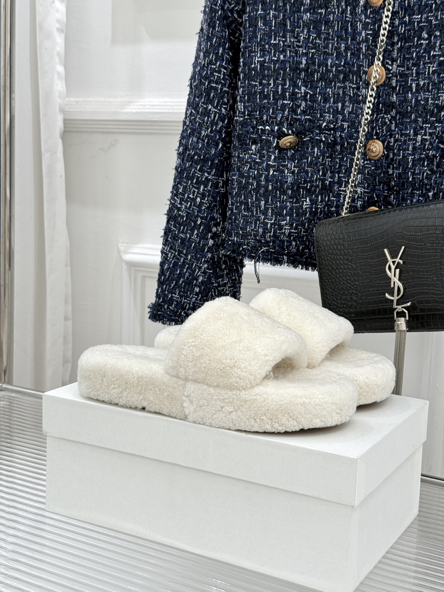 NO:649168,(Maoli/Pili) The row's classic autumn and winter thick-soled fur slippers. There are so many beautiful shoes in this season. This fur slipper really makes me unable to extricate myself. It's so cute~ The fluffy wool is imported from Europe. Grade A wool. We have made the shoes consistent with the original ones. They are all made of pure wool and there is no artificial fur at all!  The same TPU material backing as the original is wear-resistant and non-slip!  !  Size 35-39 (40 is custom-made and non-refundable), furry shoes and slippers, slippers19860909（毛里/皮里） The row经典秋冬厚底毛拖鞋 这季节美鞋太多这款毛拖 真的是让我无法自拔真太可爱了～ 毛茸茸的羊毛是选用欧洲进口A级羊毛 我们做到与原版一致满鞋 全部采用纯羊毛一点人造毛的成分都没有！ 原版一样的TPU材质底片耐磨防滑！！ 码数35-39（40定做不退换）,毛毛鞋拖鞋,slippers,Women's Shoes