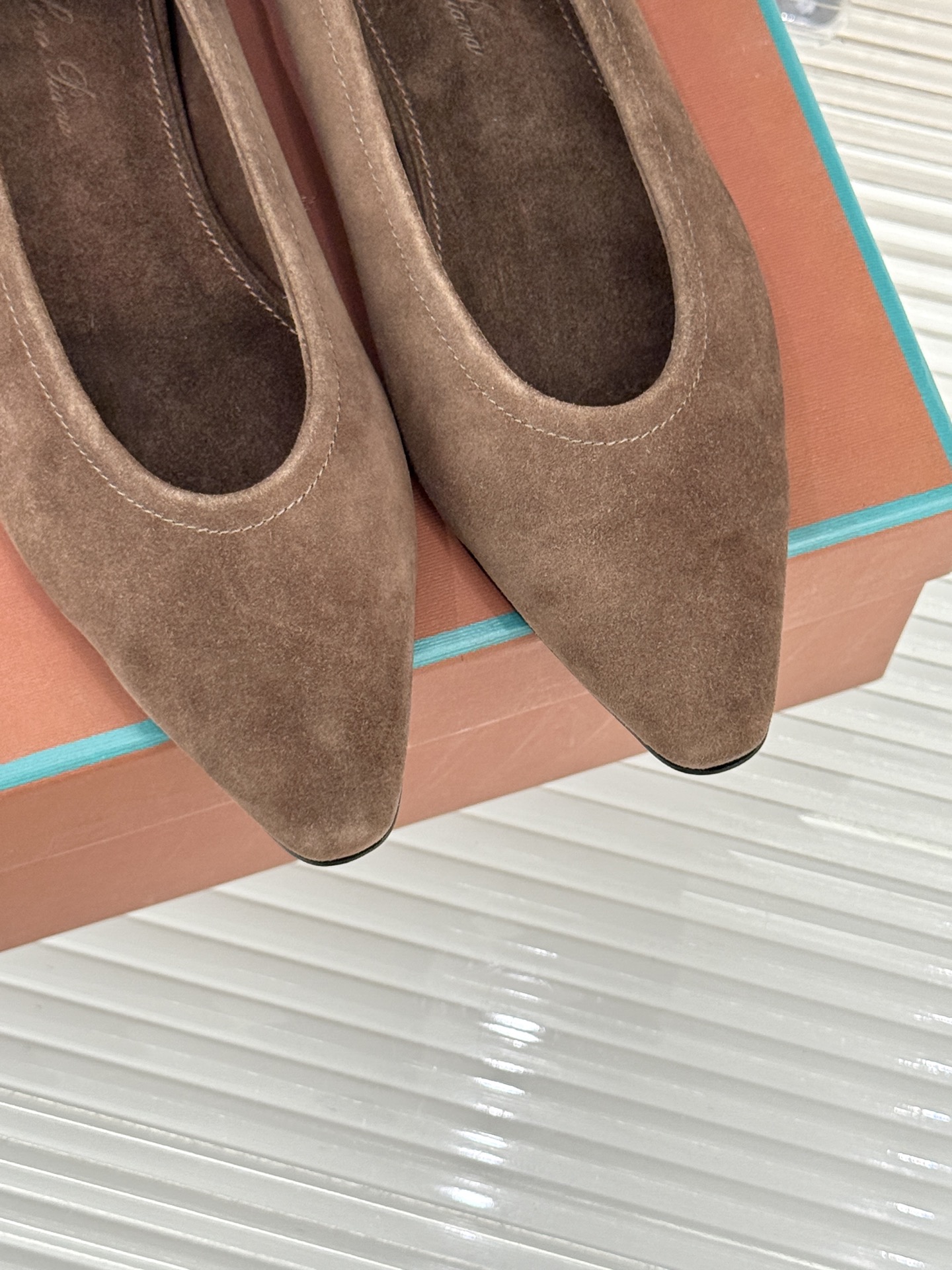 Loro Piana/ LP 经典复古绝美女巫平底鞋极简主义风格 复古又级！简约又大气 属于非常耐看的款