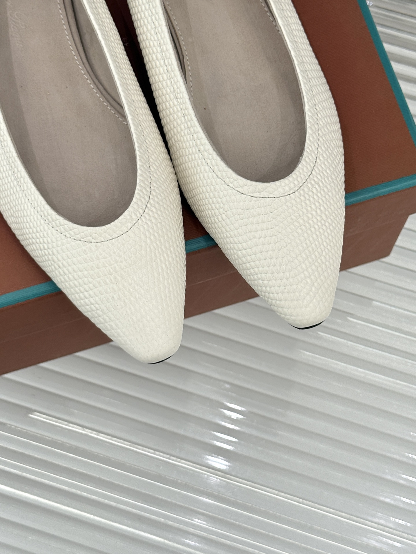 Loro Piana/ LP 经典复古绝美女巫平底鞋极简主义风格 复古又级！简约又大气 属于非常耐看的款