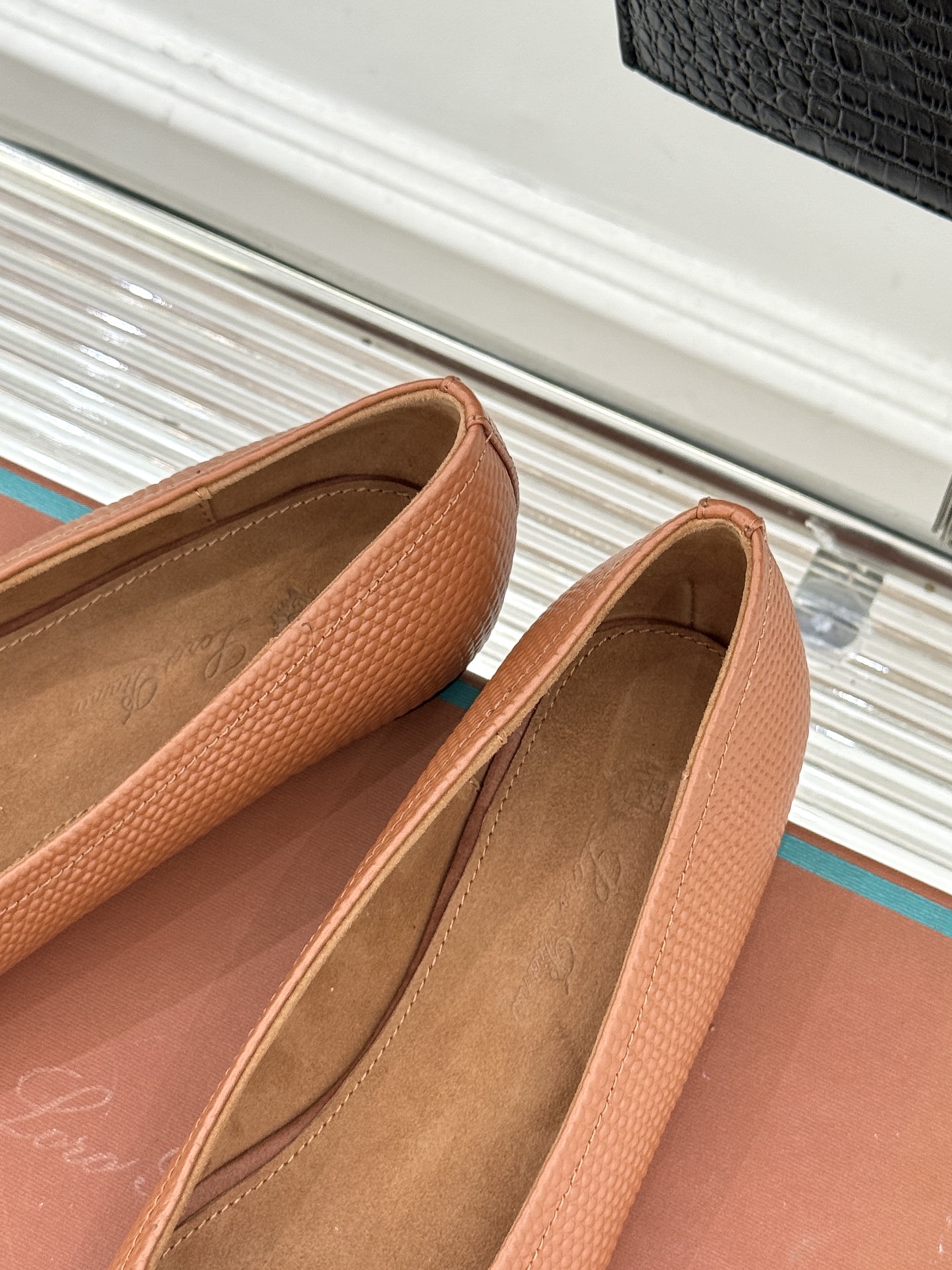 Loro Piana/ LP 经典复古绝美女巫平底鞋极简主义风格 复古又级！简约又大气 属于非常耐看的款