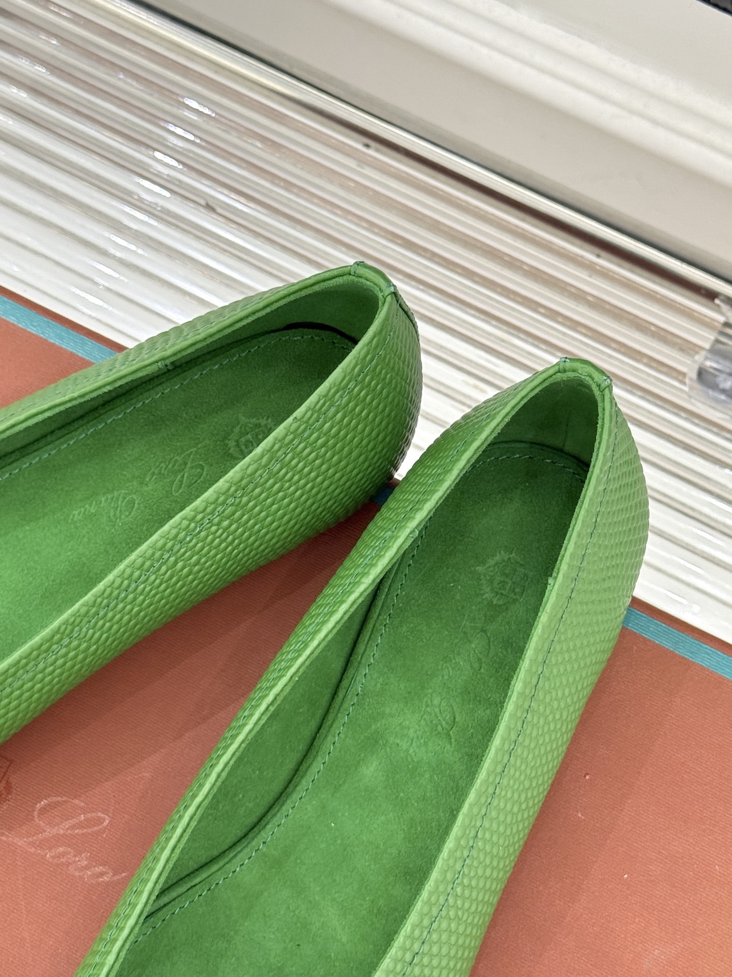 Loro Piana/ LP 经典复古绝美女巫平底鞋极简主义风格 复古又级！简约又大气 属于非常耐看的款