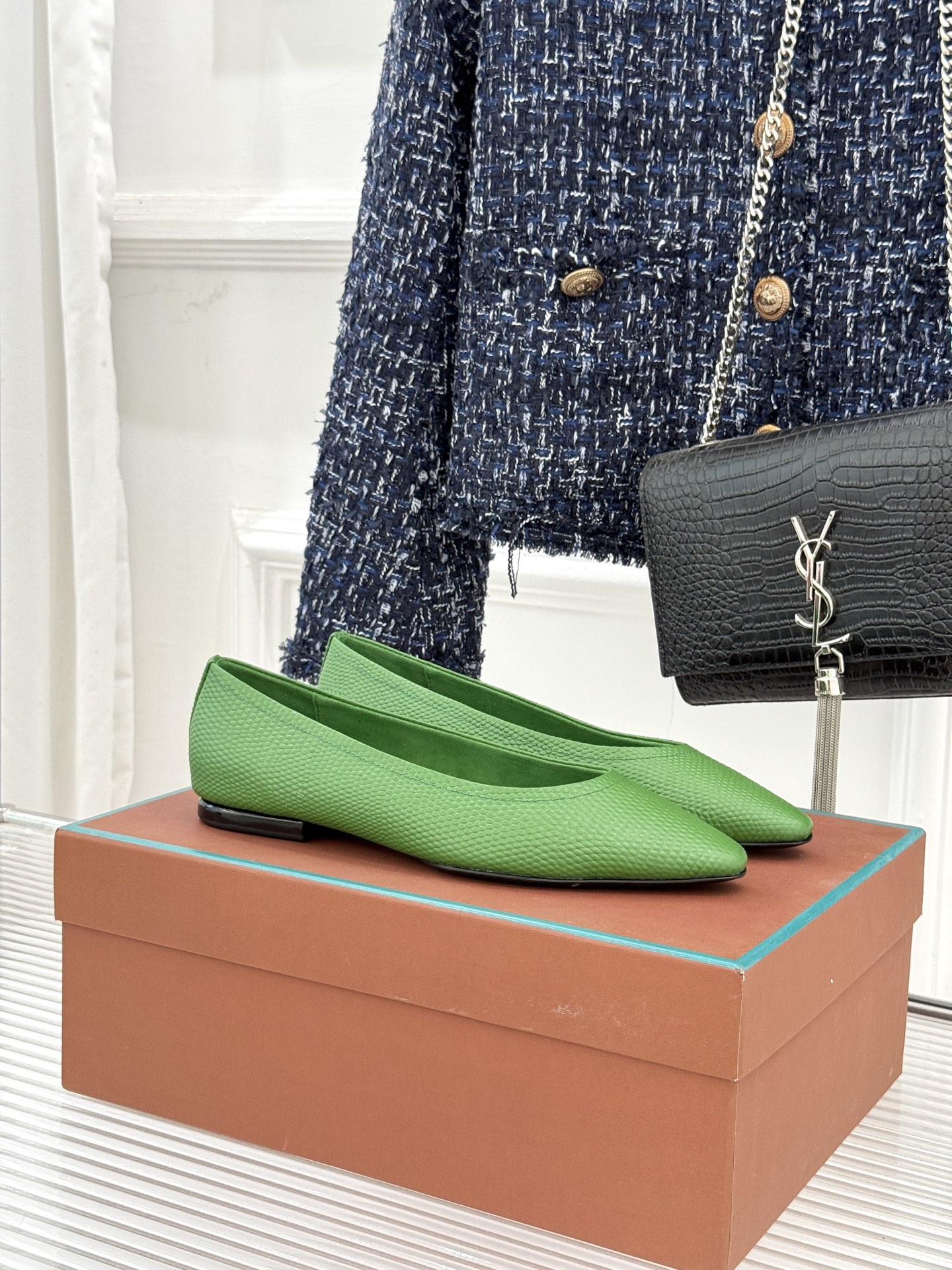 NO:649163,Loro Piana/ LP classic retro and beautiful witch flat shoes, minimalist style, retro and classy!  Simple and elegant, it is a very attractive style!  The king of high-end versatile, suitable for spring, summer, autumn and winter all year round. The upper is made of original customized material. The inner foot pad is customized velvet. Italian imported genuine leather outsole, size 35-39 (customized 40/41/42), single shoes, loro piana, loro piana, flats, Leather soles19860909Loro Piana/ LP 经典复古绝美 女巫平底鞋 极简主义风格 复古又级！ 简约又大气 属于非常耐看的款式！ 高级百搭之王一年四季春夏秋冬皆适宜 鞋面采用原版定制材质 内里垫脚定制绒布 意大利进口真皮大底 码数35-39（40/41/42定做）,单鞋,loro piana,loro piana,flats,Leather soles,Women's Shoes