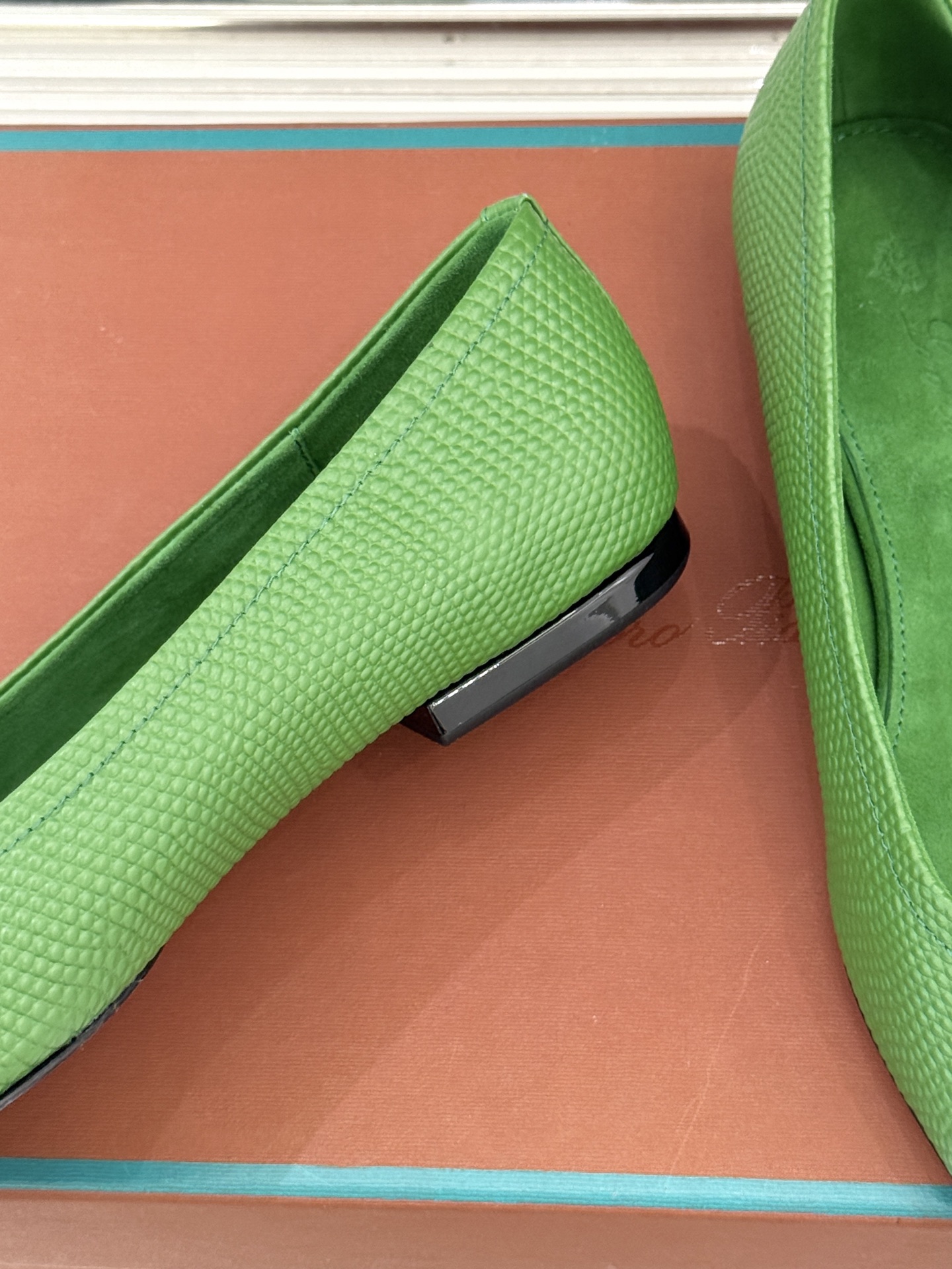 Loro Piana/ LP 经典复古绝美女巫平底鞋极简主义风格 复古又级！简约又大气 属于非常耐看的款