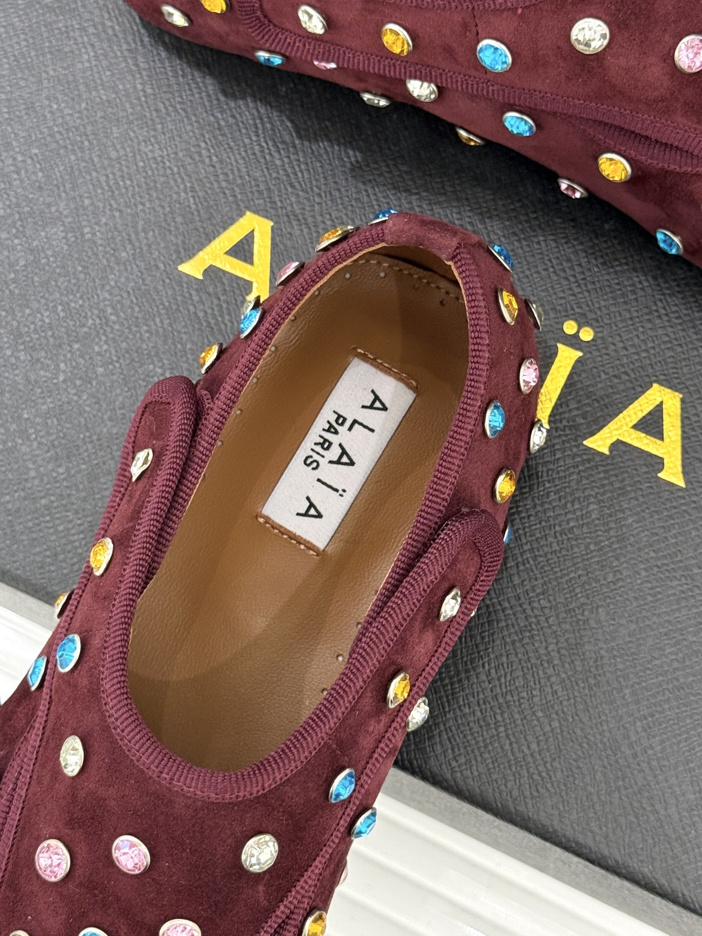 ALAÏA/阿莱亚26WF新品彩钻魔术贴芭蕾舞鞋当雕塑感基因邂逅星芒璀璨为独立女性的步履注入高光仪式感。