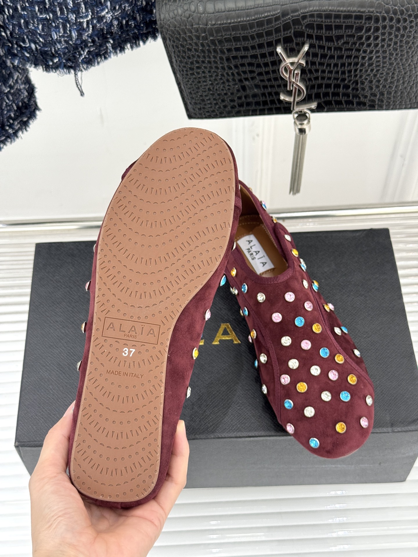 ALAÏA/阿莱亚26WF新品彩钻魔术贴芭蕾舞鞋当雕塑感基因邂逅星芒璀璨为独立女性的步履注入高光仪式感。